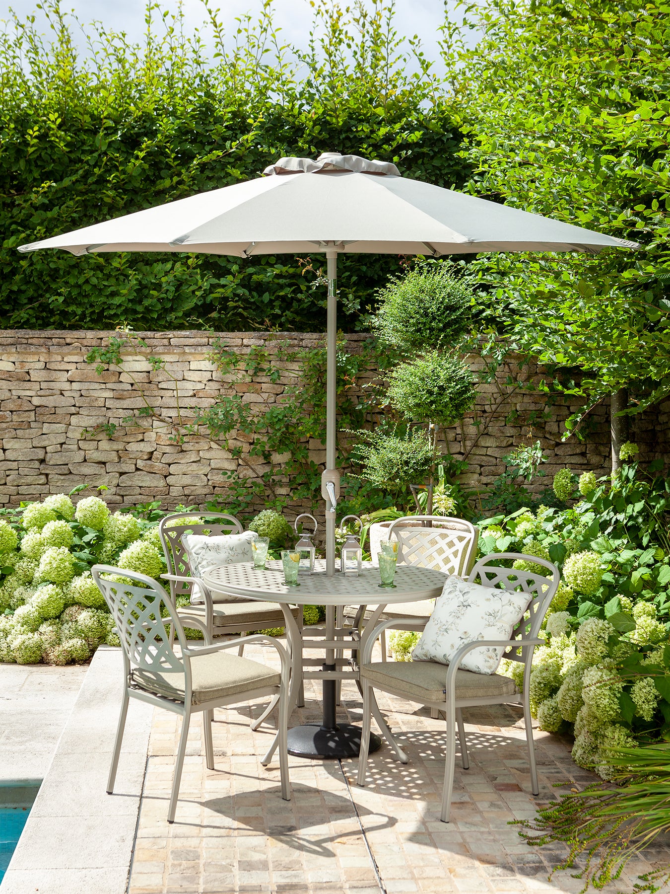 Berkeley 4 Seat Dining Set with Parasol & Base