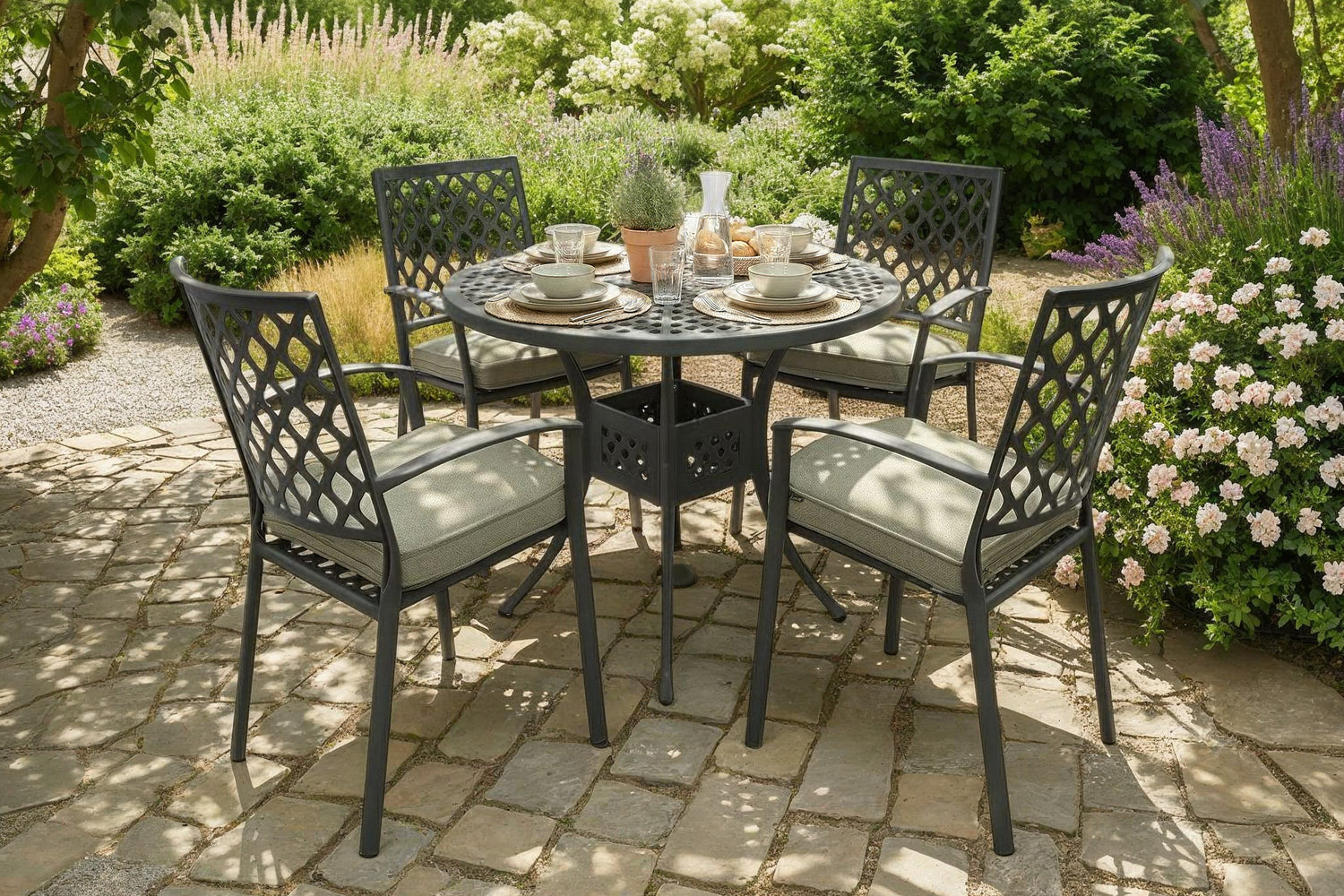Avenbury 4 Seat Round Dining Set with Parasol & Base