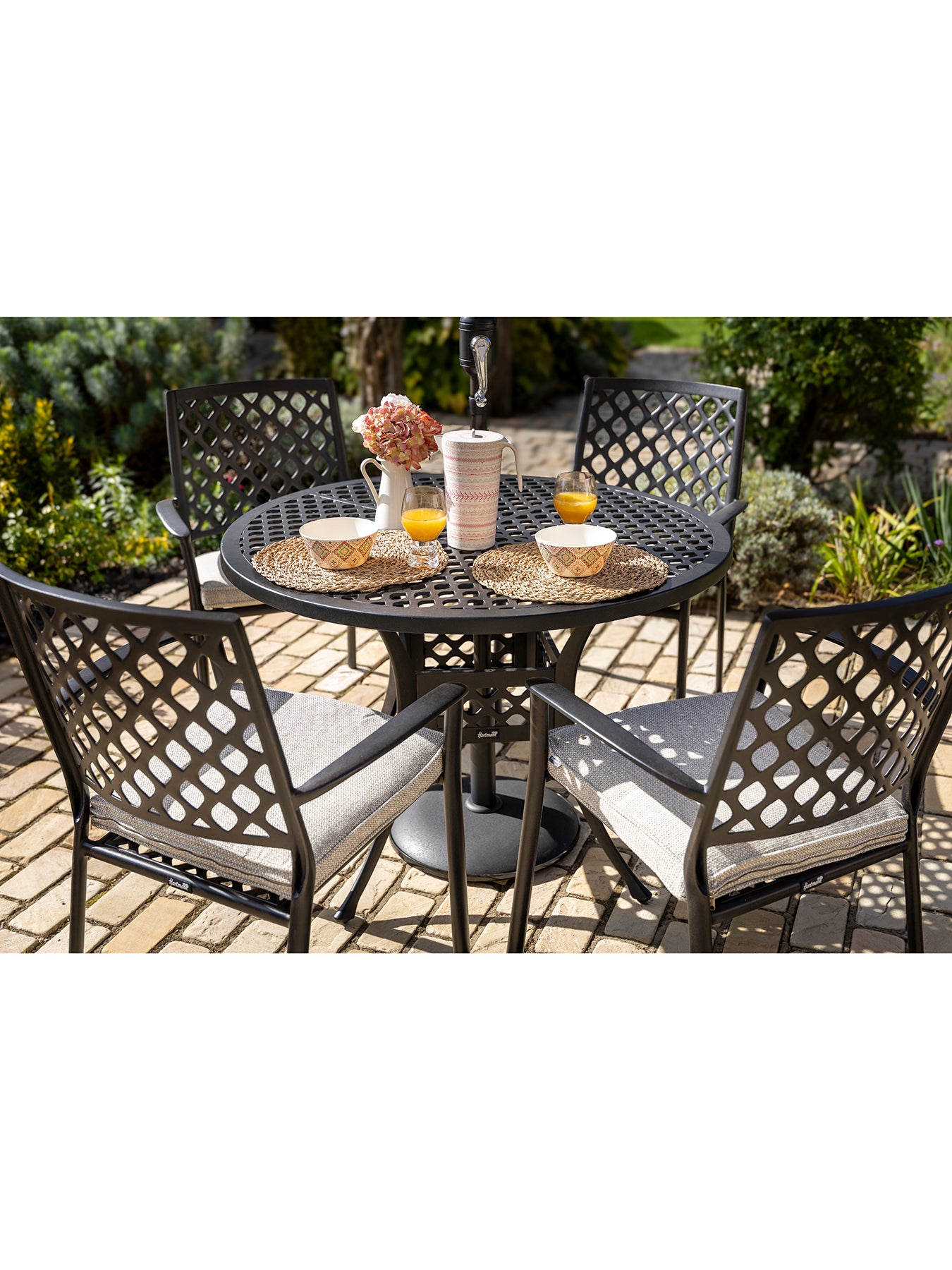 Avenbury 4 Seat Round Dining Set with Parasol & Base