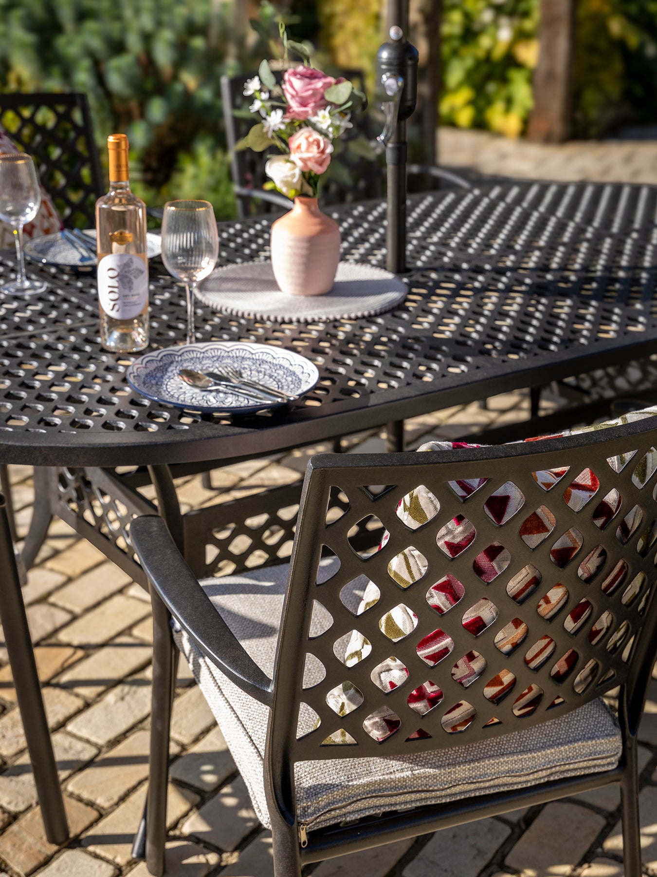 Avebury 6 Seat Oval Dining Set with Parasol & Base