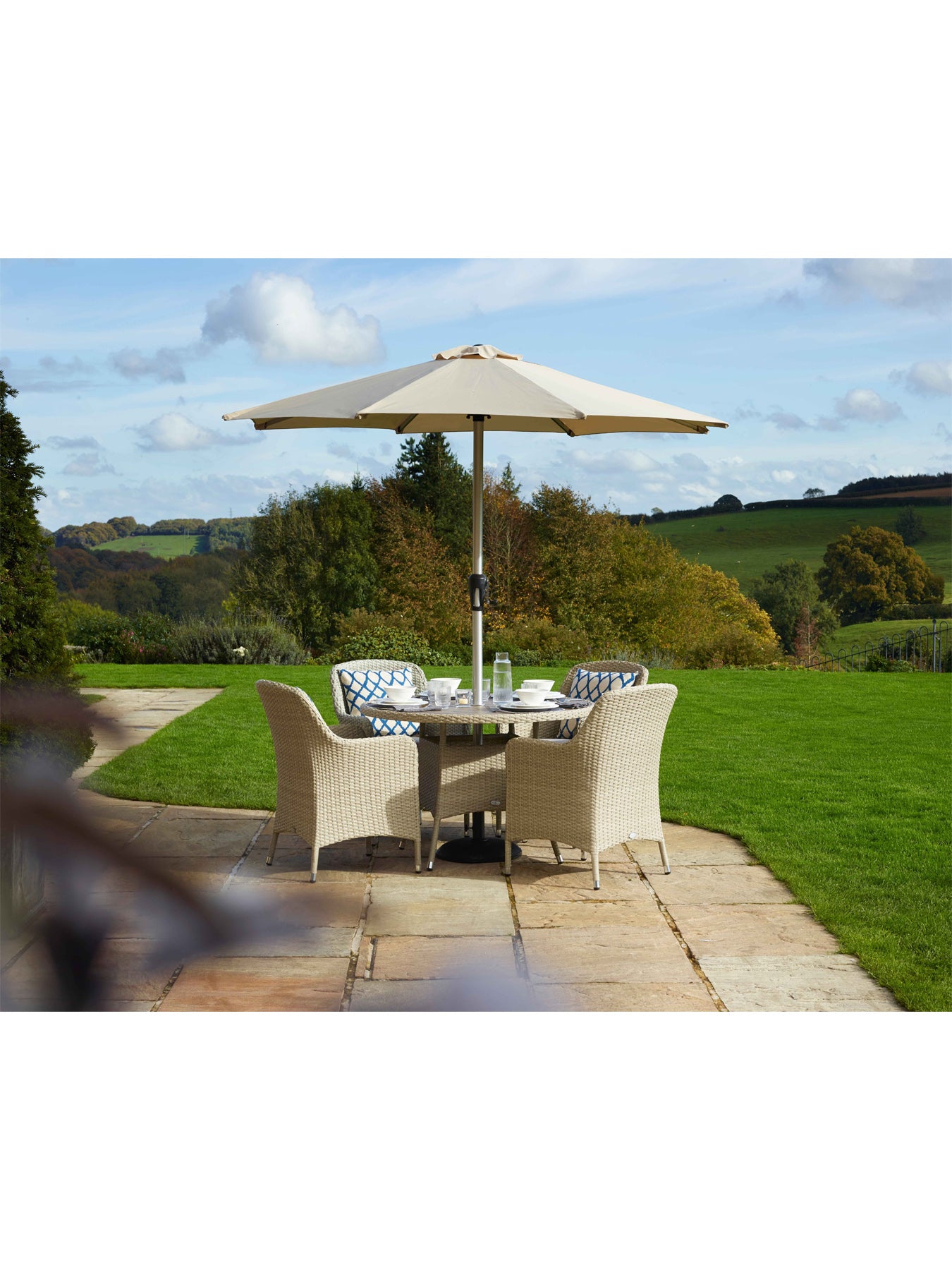Tetbury Rattan 4-Seat Round Dining Set with Tree-Free Top Parasol & Base