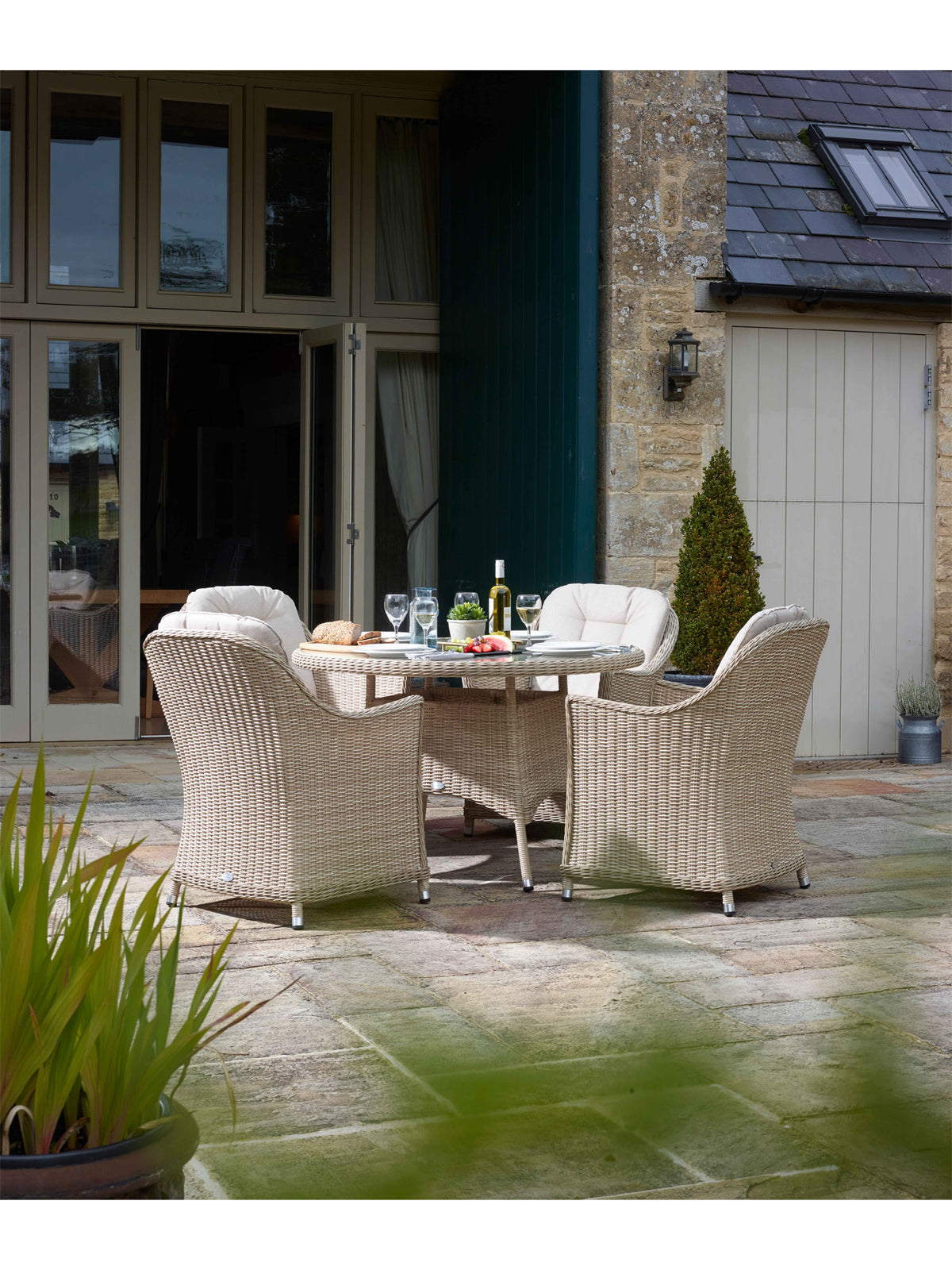 Monterey Rattan 4 Seat Round Dining Set with Parasol & Base Sandstone