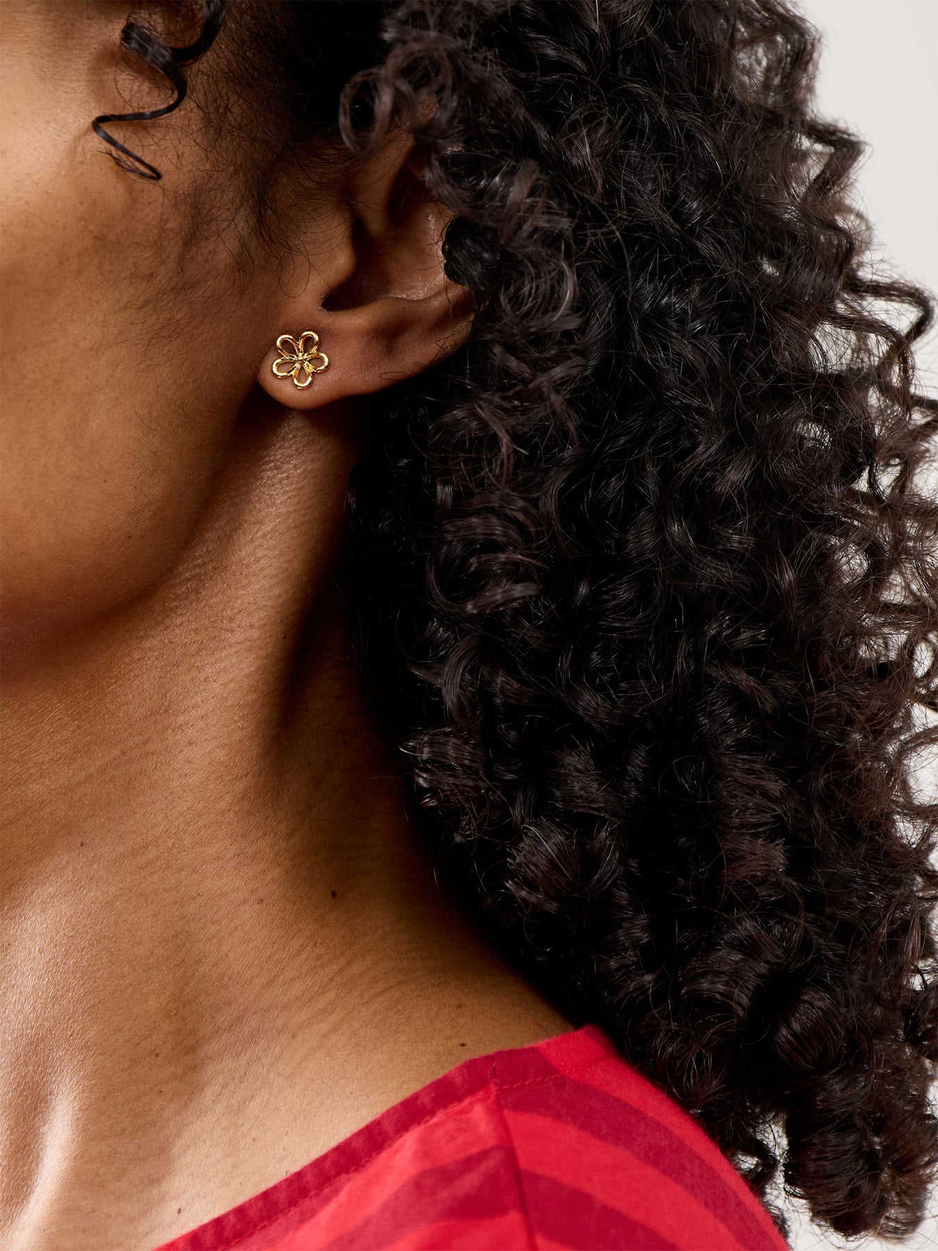 Flower Outline Stud Earrings In Gold With Flower Backs Gold