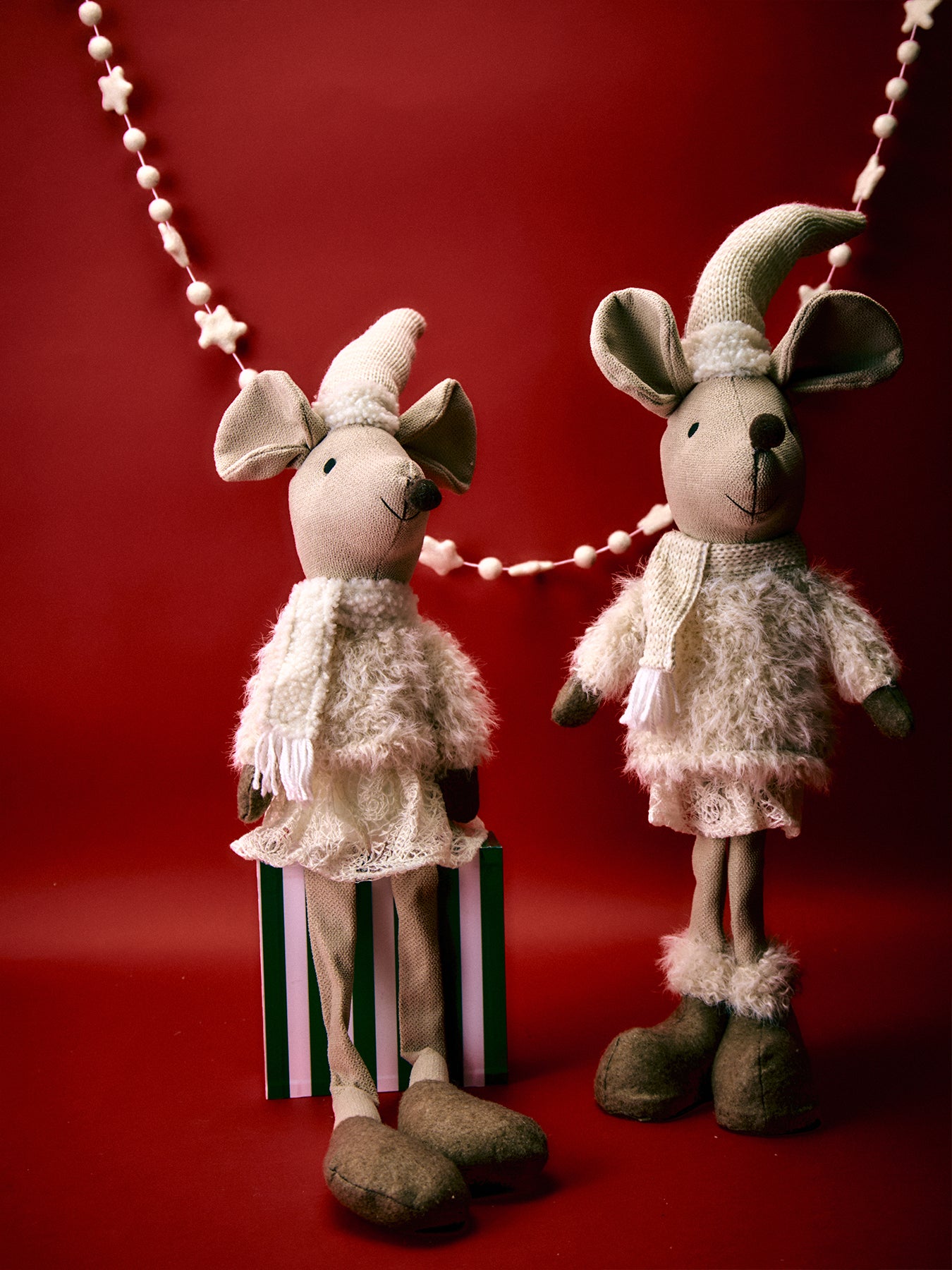 Festive Mouse with Dangling Legs