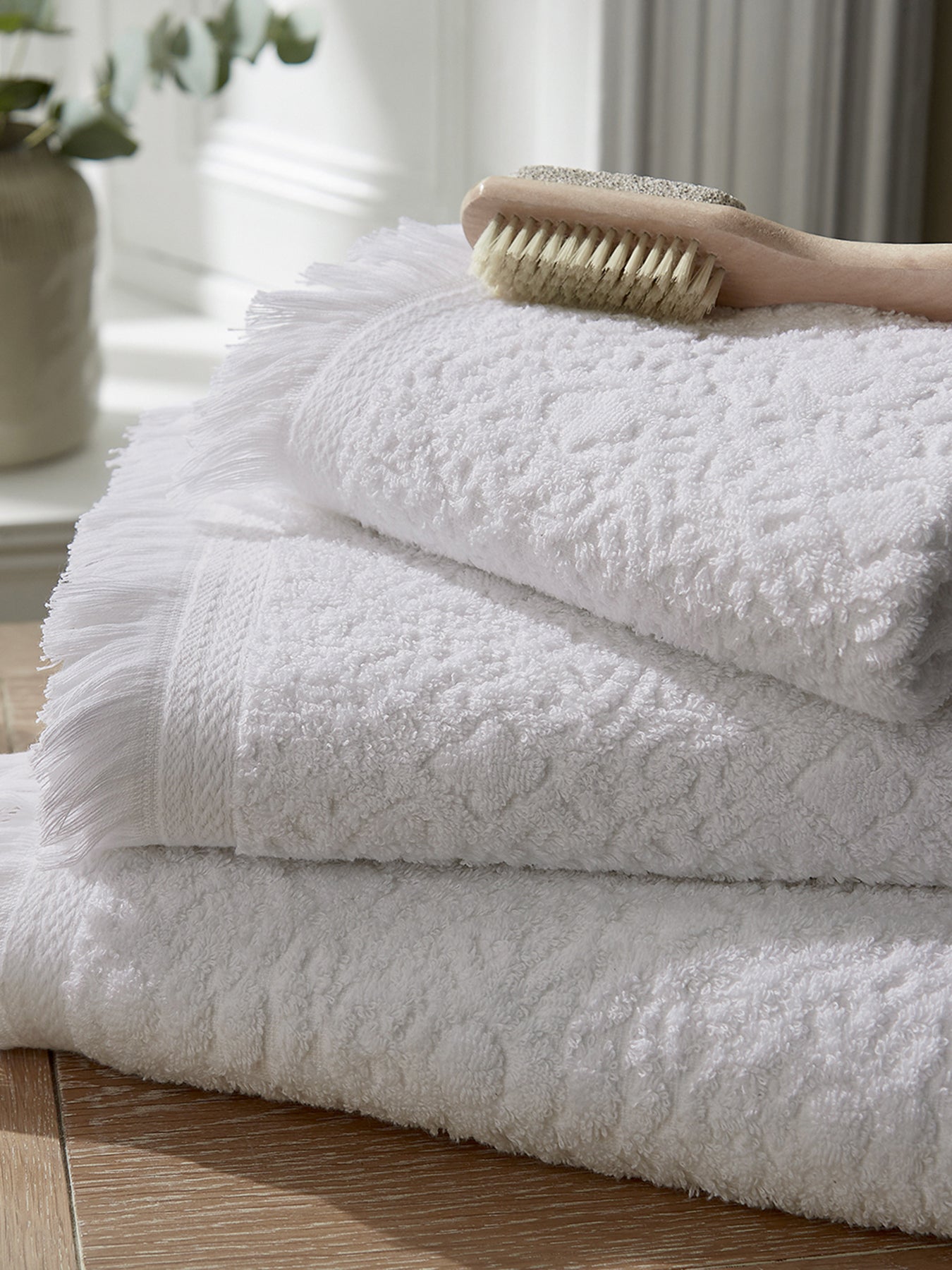 White Lotta Sculpted Hand Towel