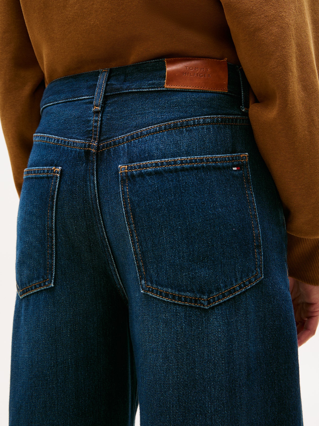 Mid Rise Relaxed Barrel Leg Jeans Light Denim