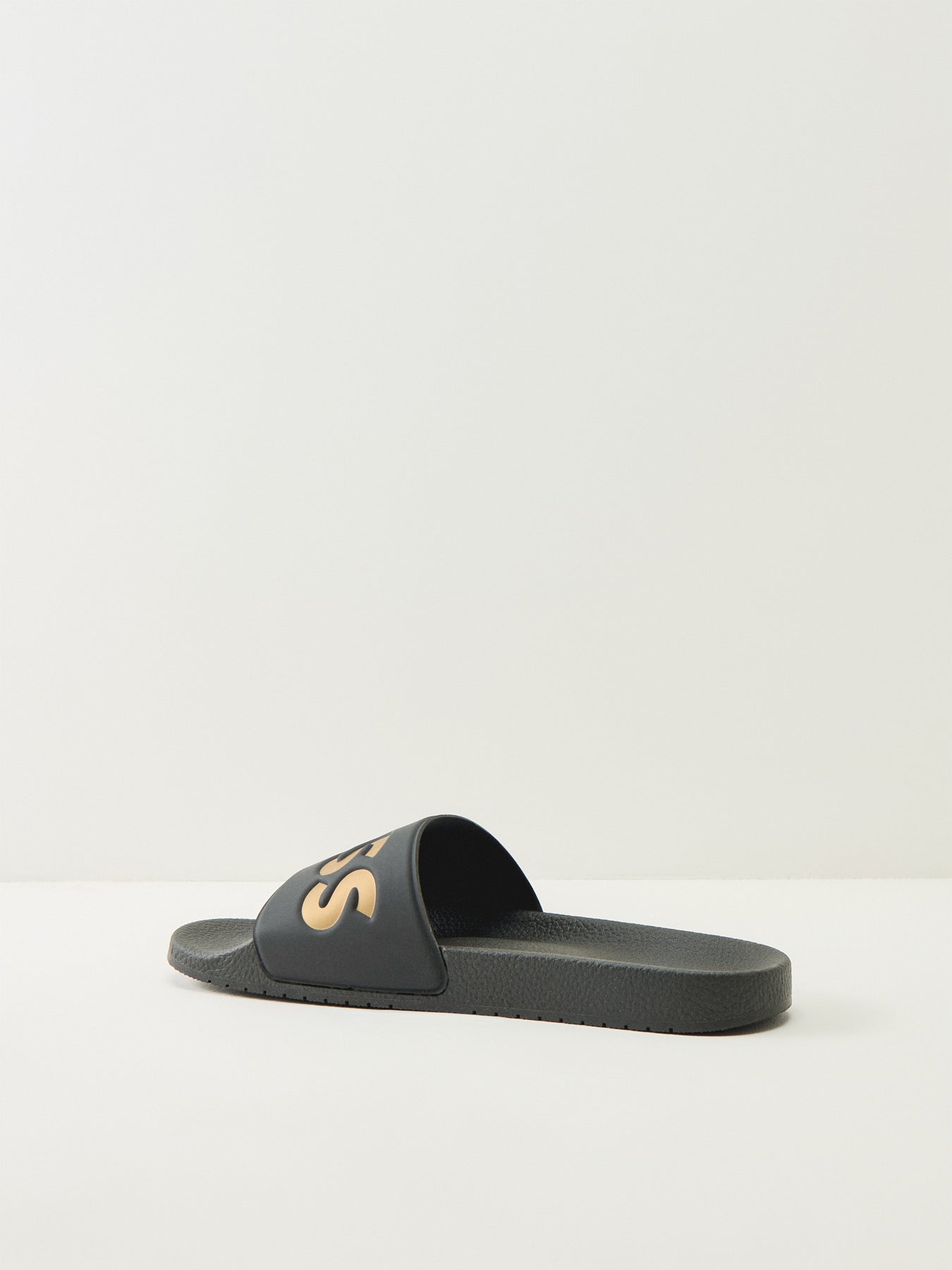 Aryeh Slider Black