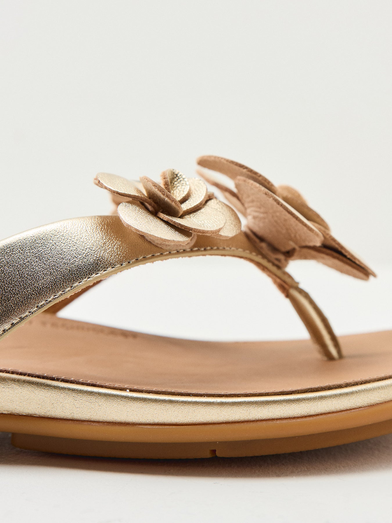 Gracie Flower Leather Flip-Flops Platino