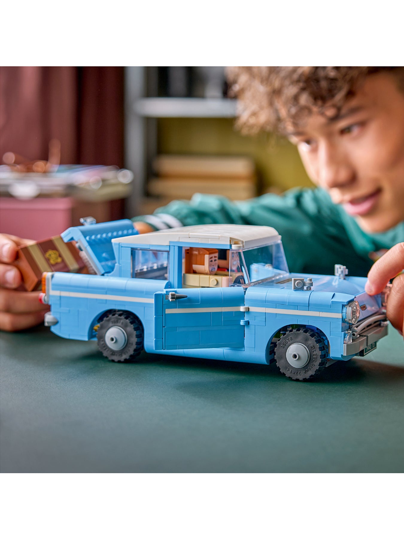 Harry Potter Enchanted Flying Ford Anglia Set 76470