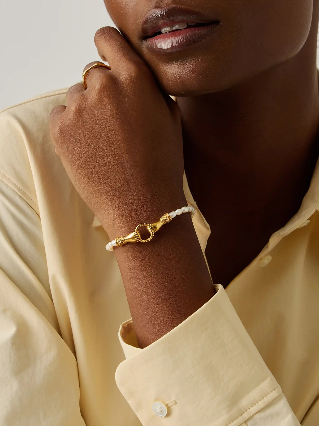 In Good Hands Pearl Bracelet Gold
