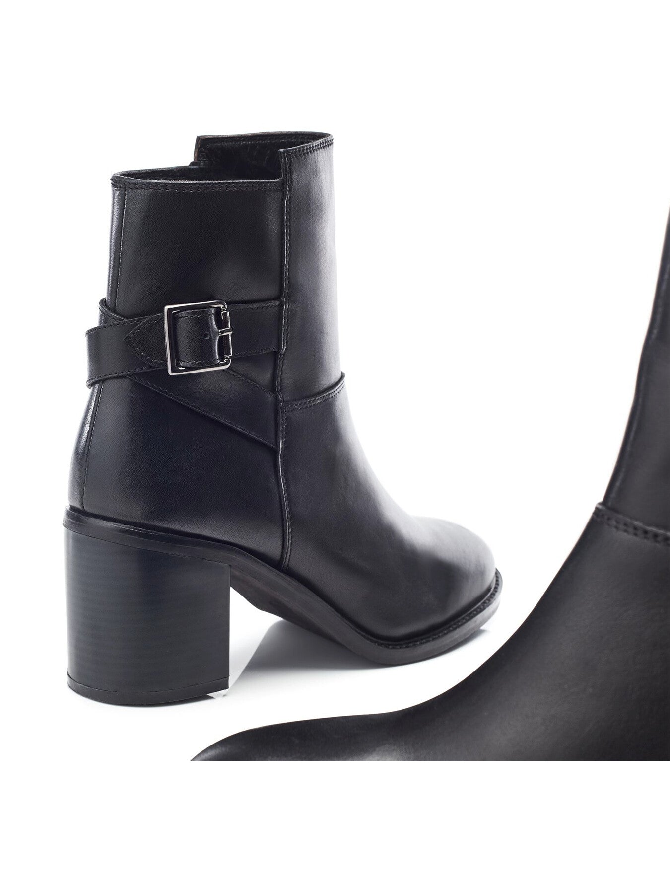 B.Jasmine Leather Boots