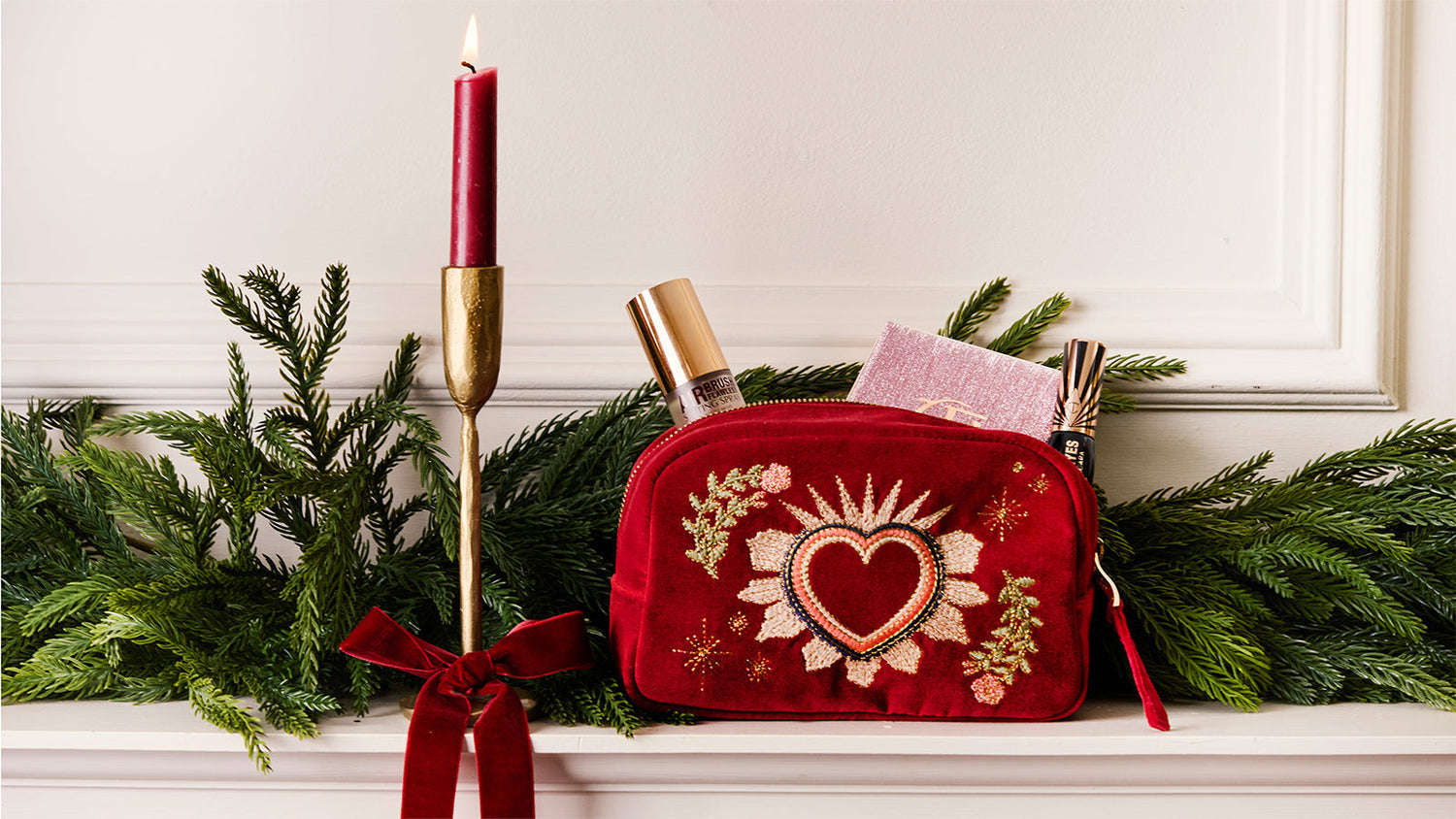 Small accessories on mantle place