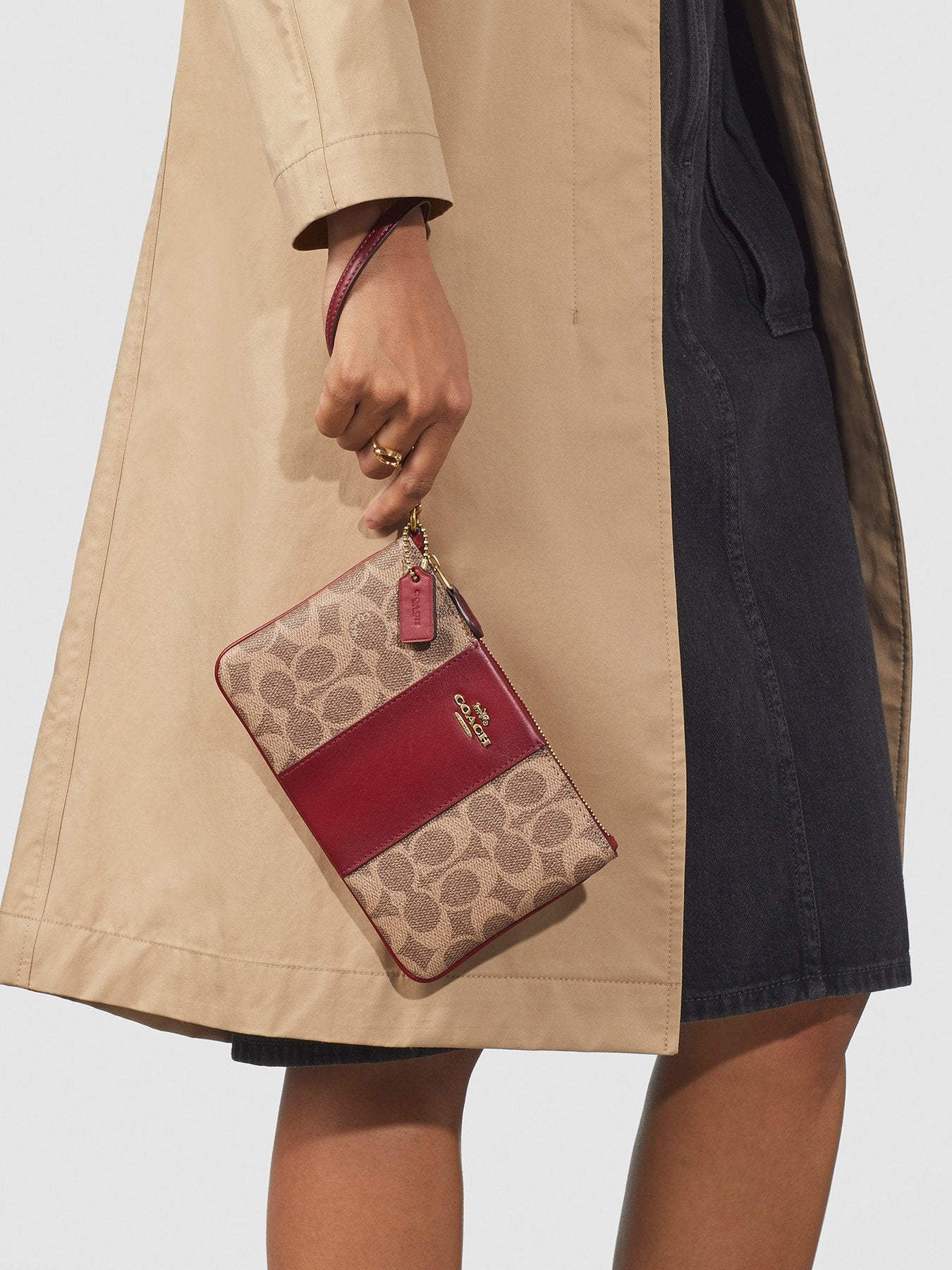 Small Wristlet In Colorblock Signature Canvas Tan Rust