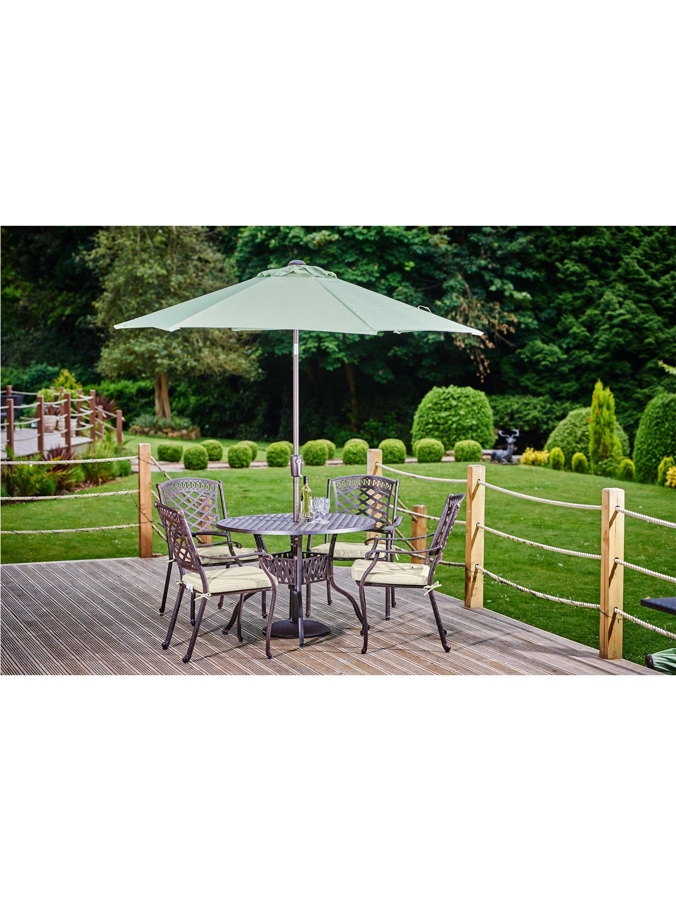 Pescara 4 Seat Round Table Dining Set with Parasol