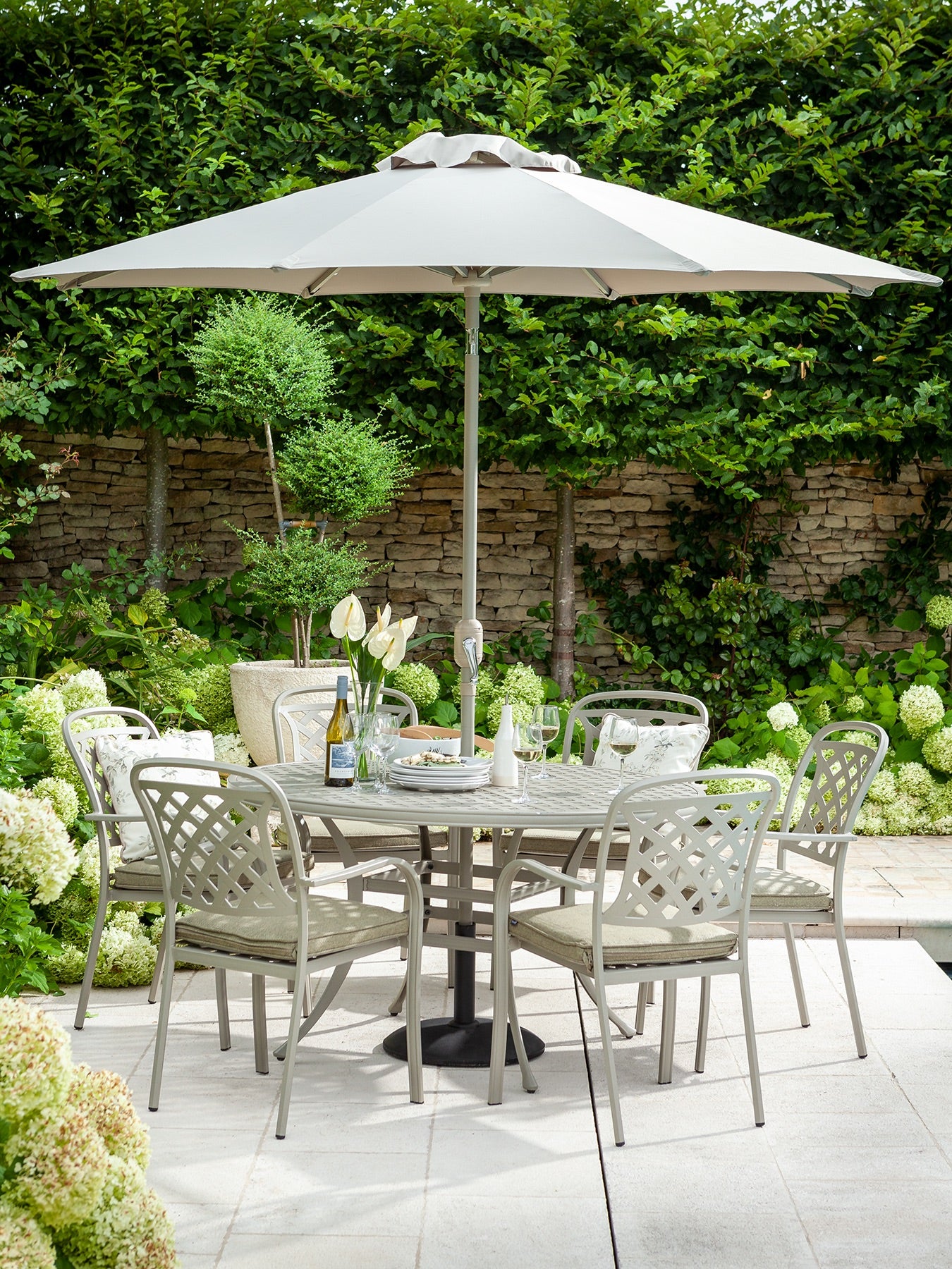 Berkeley 6 Seat Round Dining Set with Parasol & Base