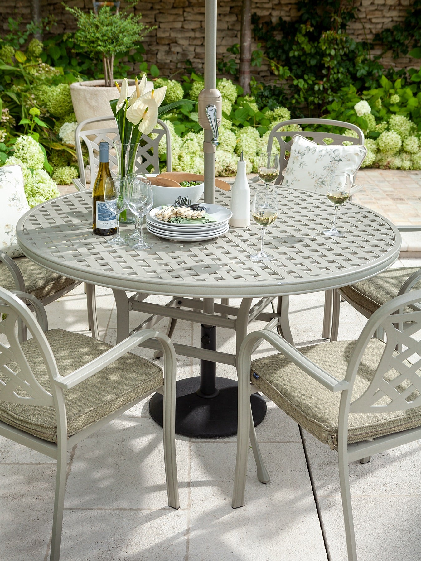 Berkeley 6 Seat Round Dining Set with Parasol & Base