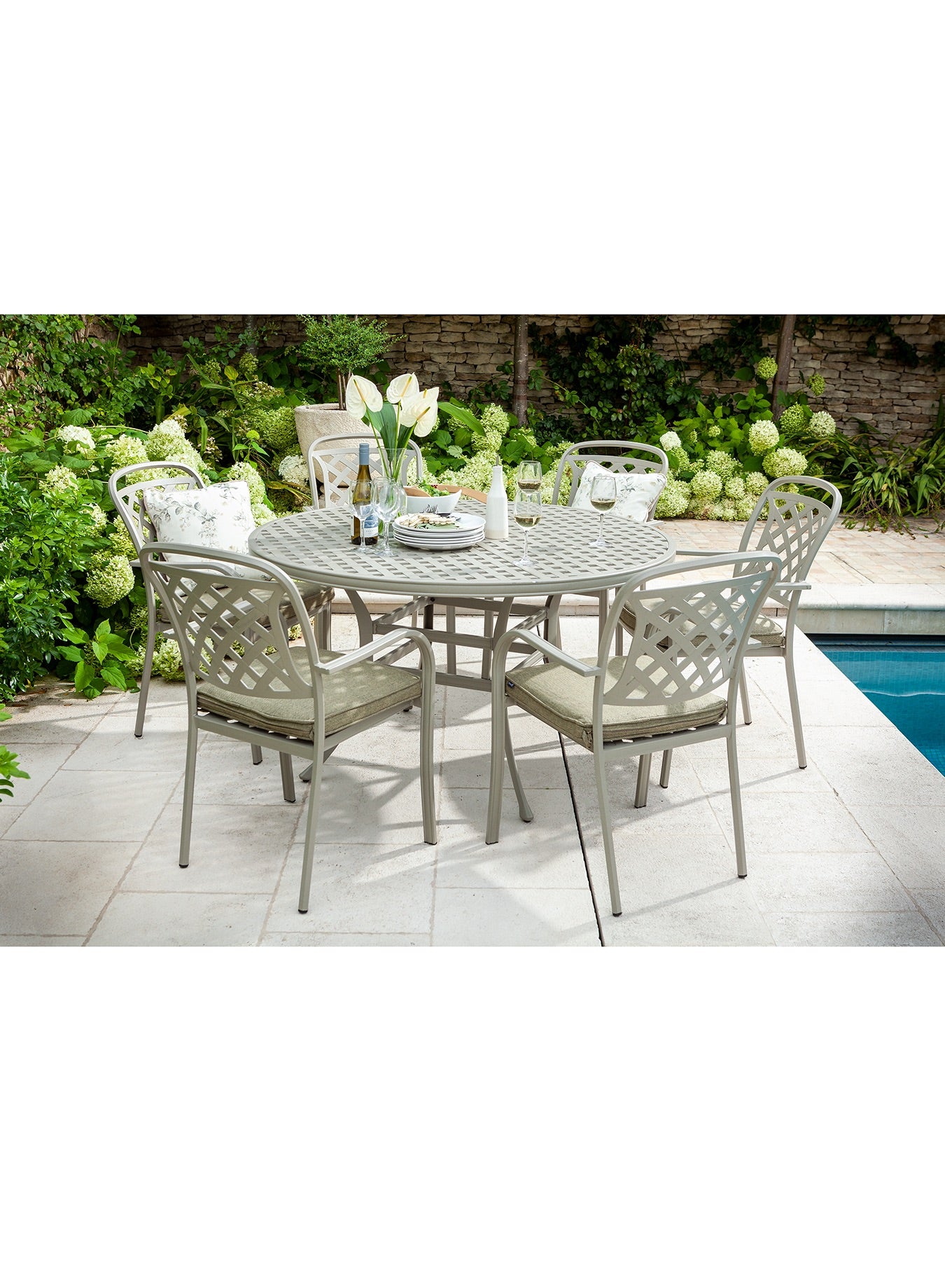 Berkeley 6 Seat Round Dining Set with Parasol & Base