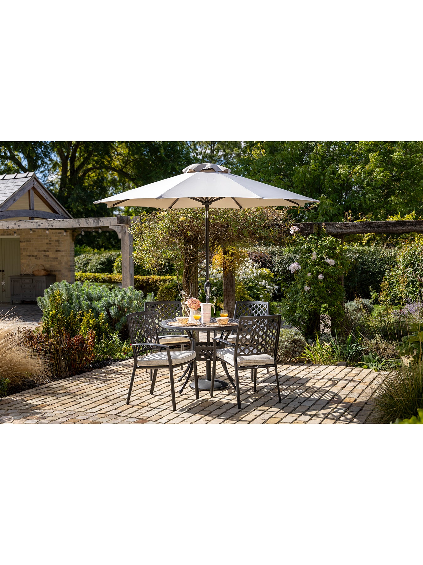 Avenbury 4 Seat Round Dining Set with Parasol & Base