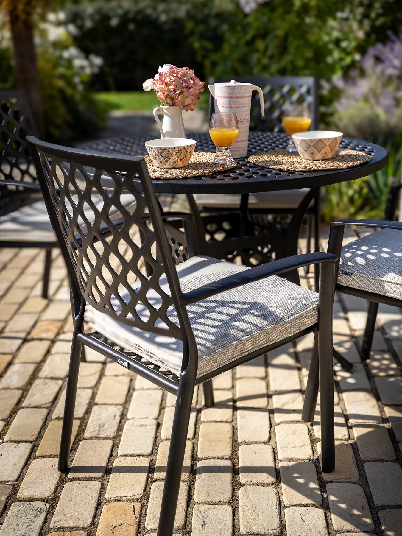 Avenbury 4 Seat Round Dining Set with Parasol & Base