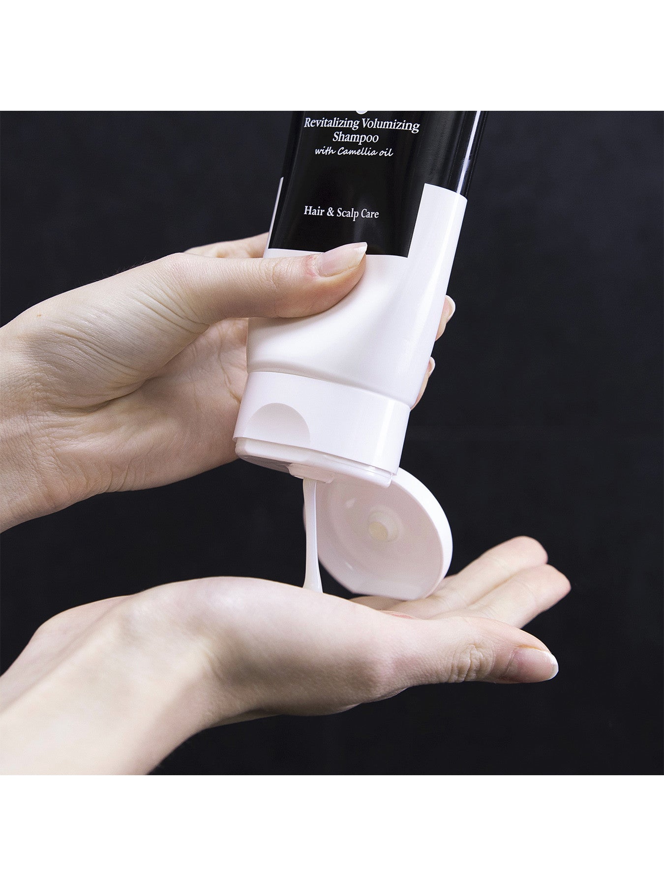 Revitalizing Volumizing Shampoo with Camellia oil