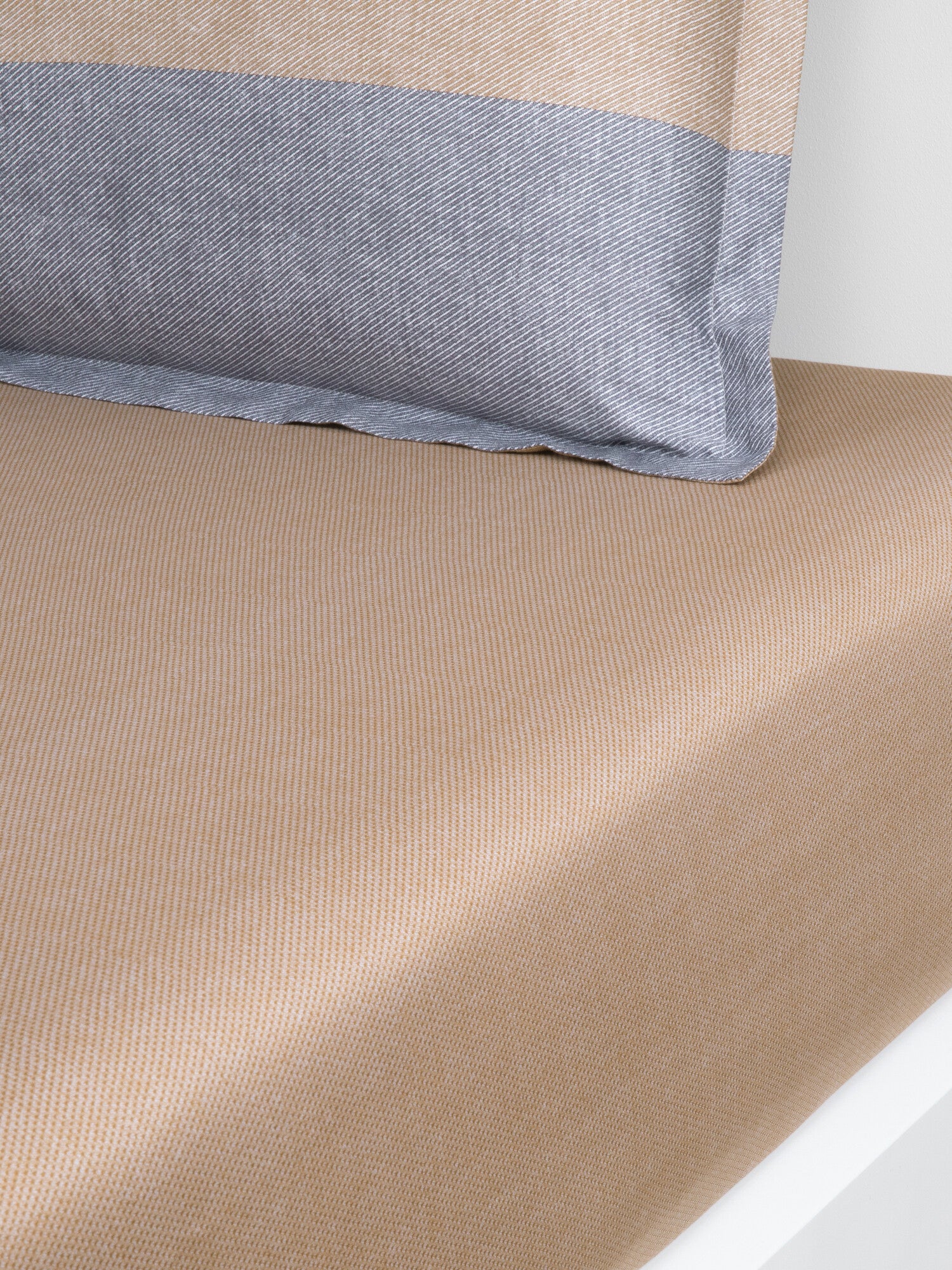Iconic Stripe Fitted Sheet Multicoloured