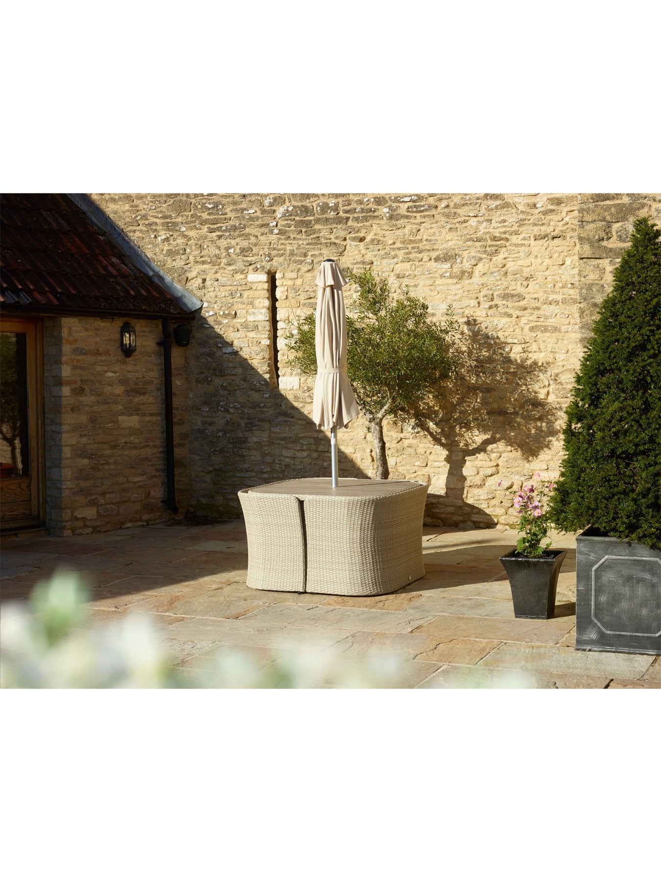 Tetbury Rattan 8-Seater Balcony Set with Tree-Free Top Parasol & Base