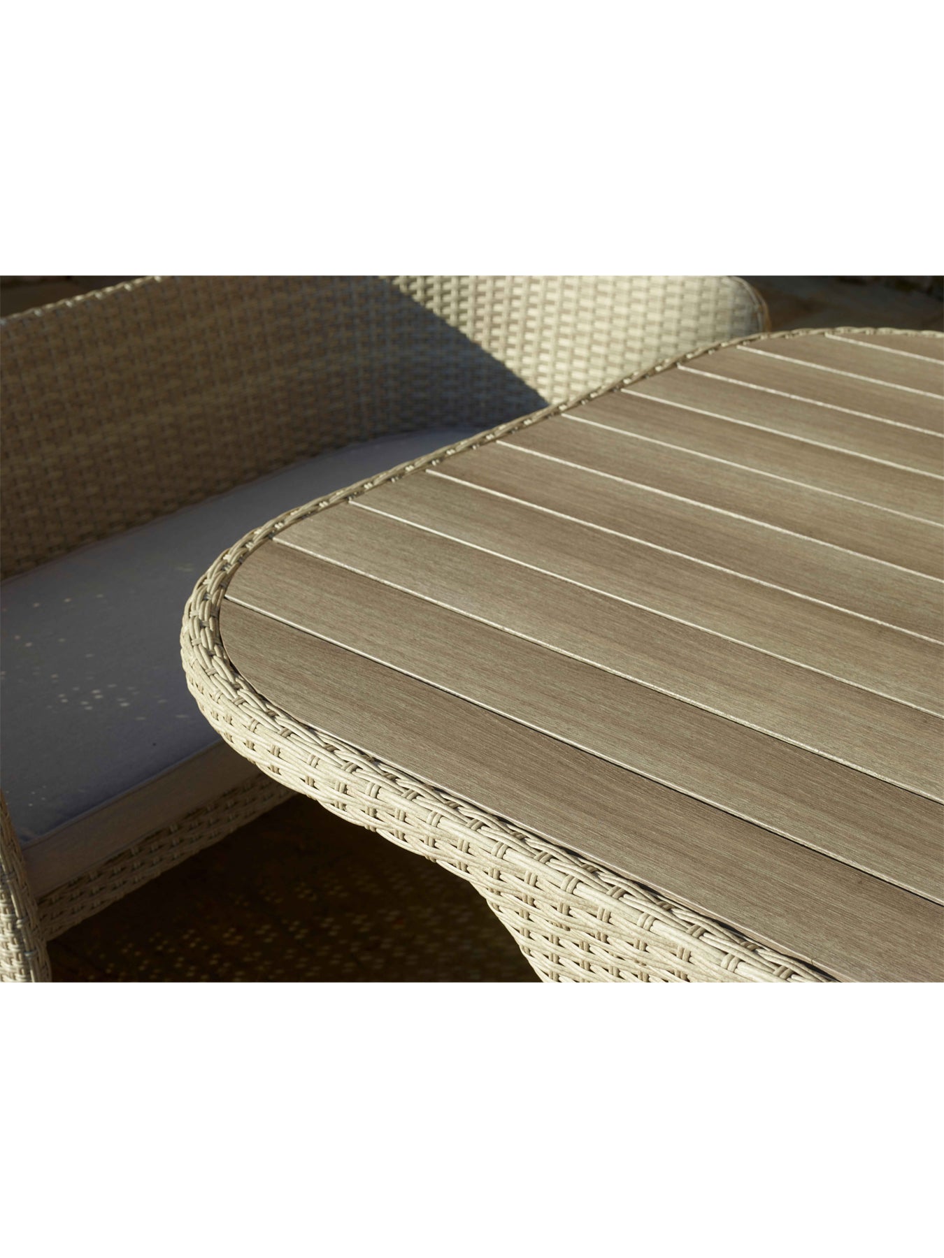 Tetbury Rattan 8-Seater Balcony Set with Tree-Free Top Parasol & Base