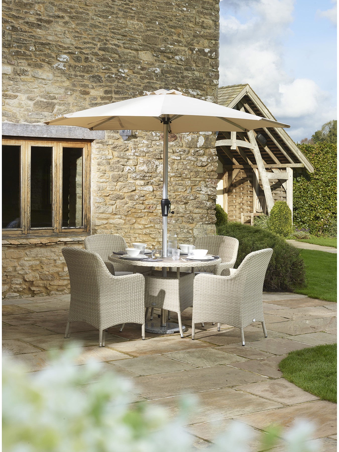 Tetbury Round 4 Seat Table with Parasol and Base