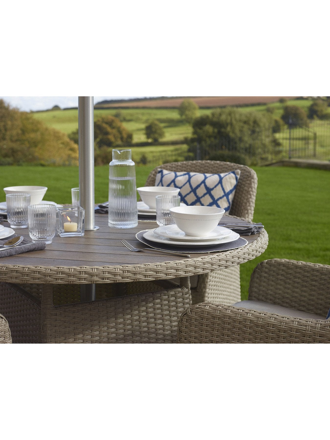 Tetbury Round 4 Seat Table with Parasol and Base