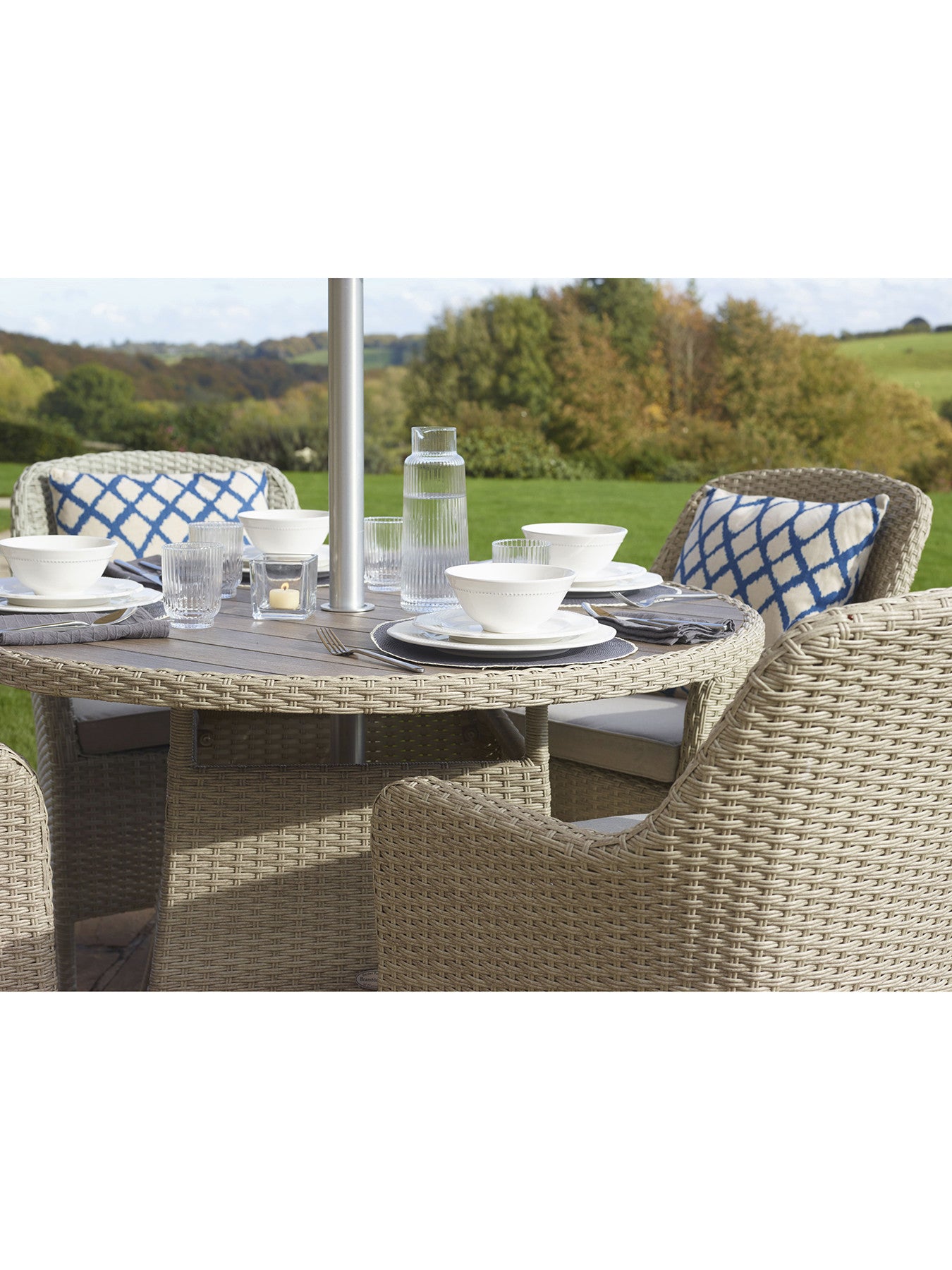 Tetbury Round 4 Seat Table with Parasol and Base