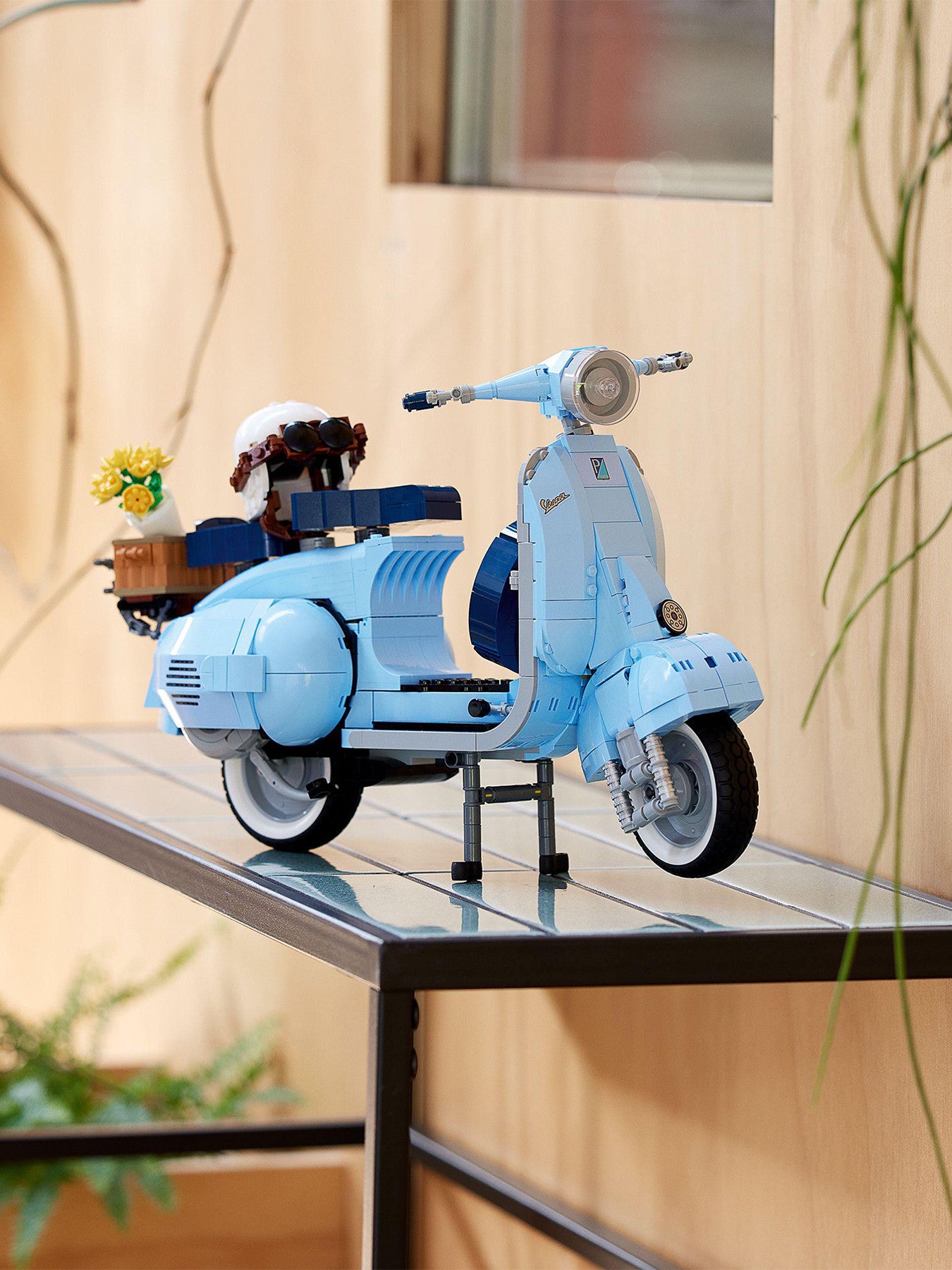 Vespa 125 Scooter Model Set 10298