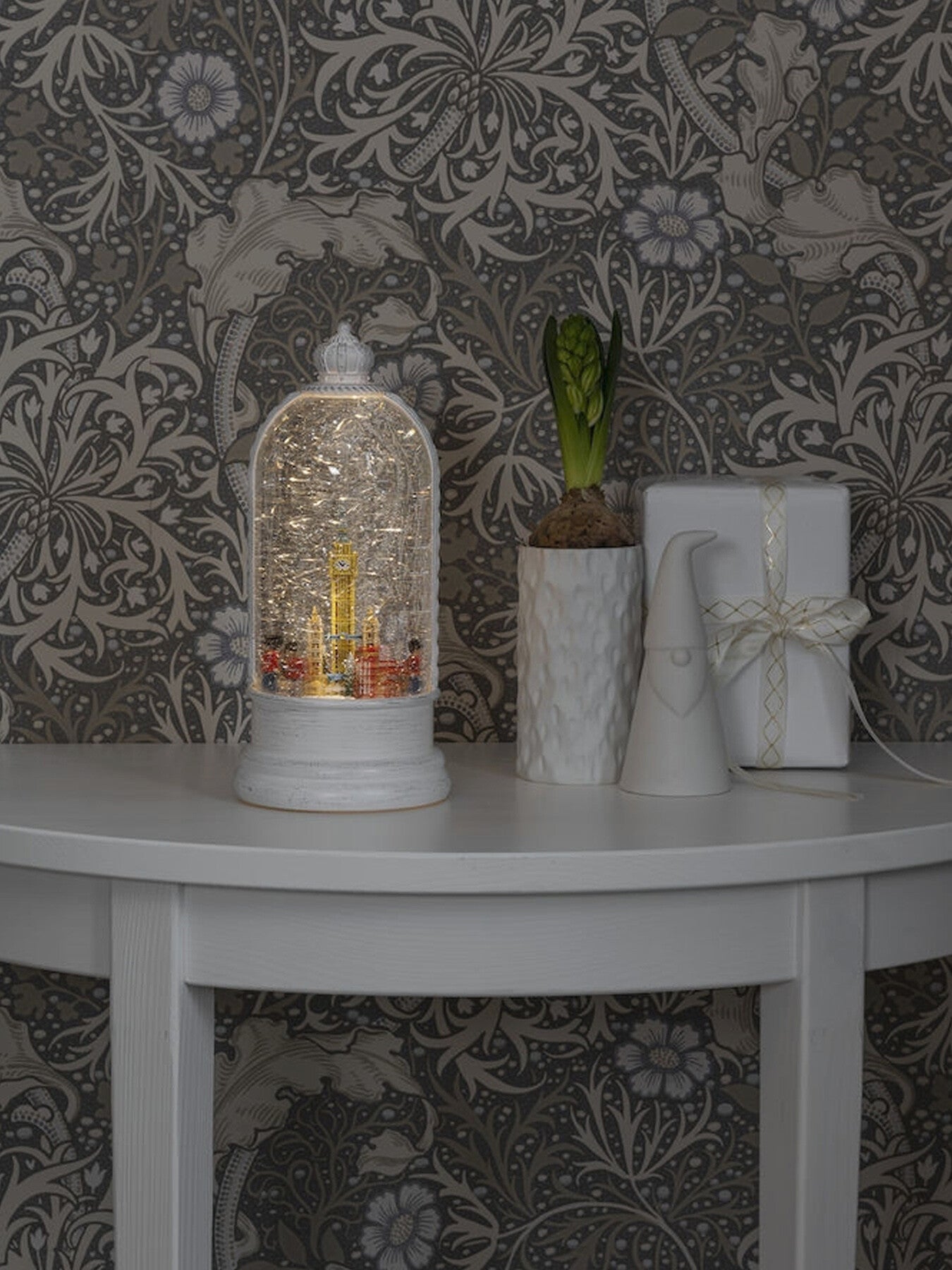 London Scene Christmas Snow Globe Decoration