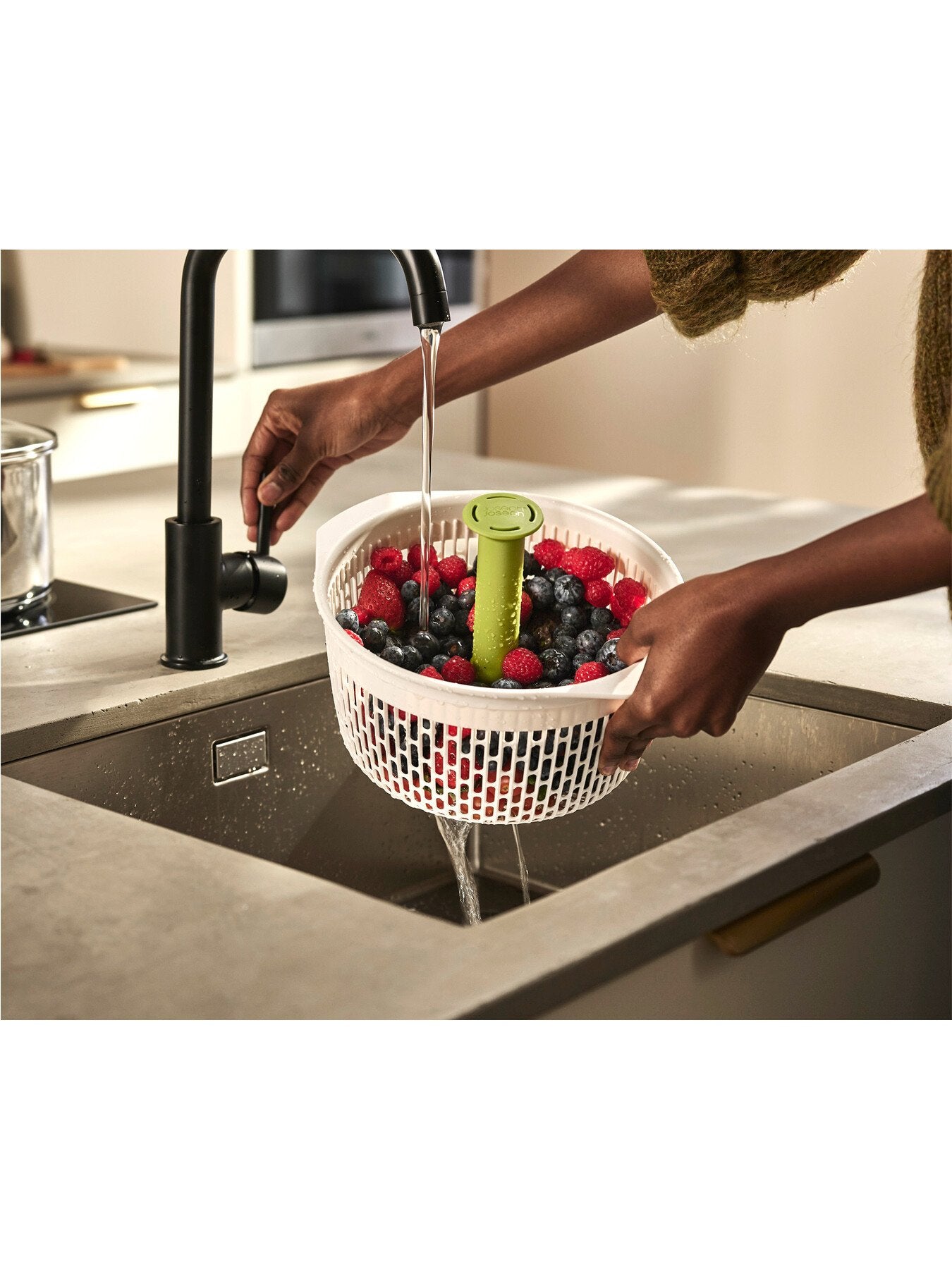 Spindola In Sink Salad Spinning Colander