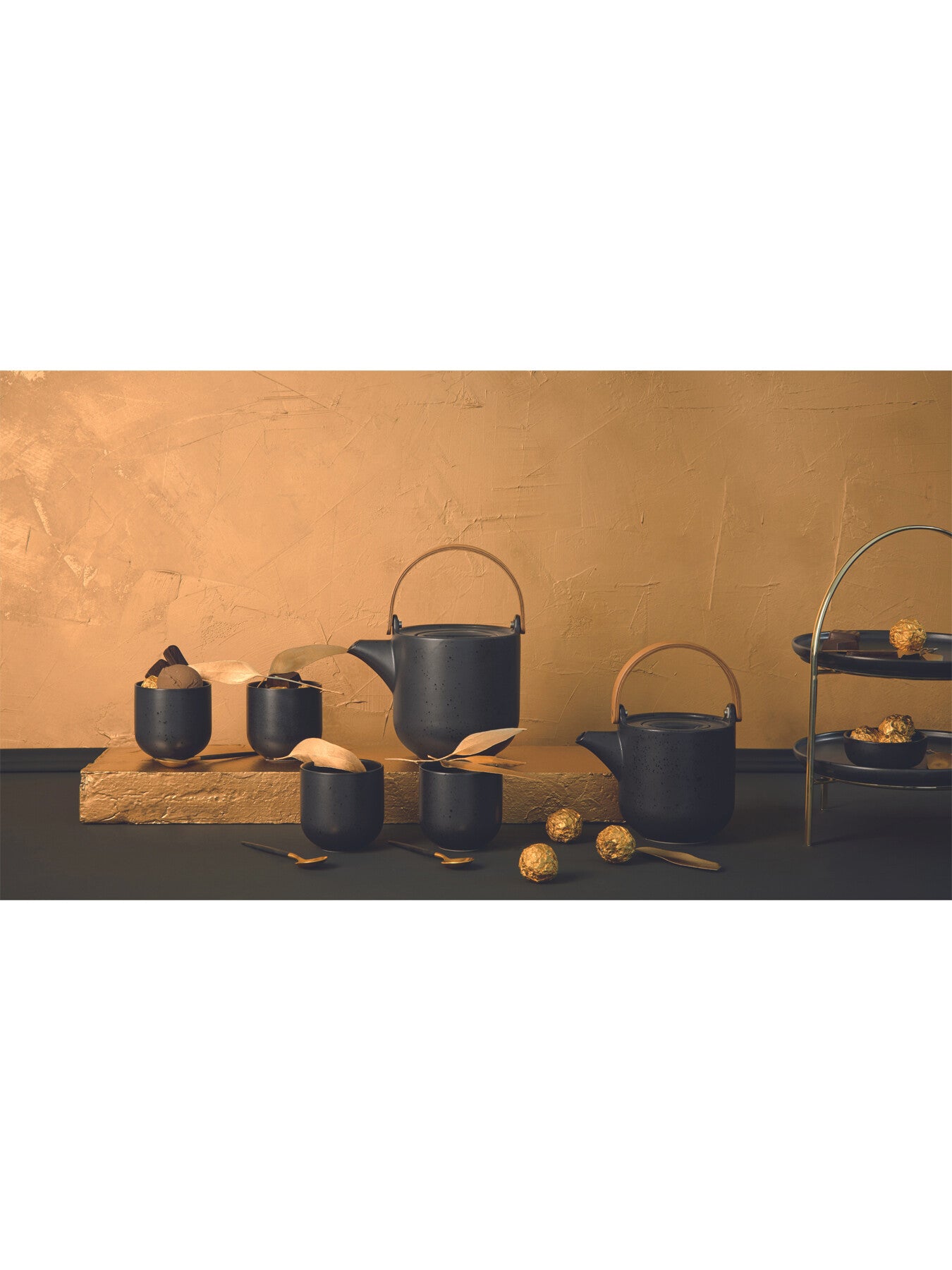 Coppa Kuro Teapot with Wooden Handle