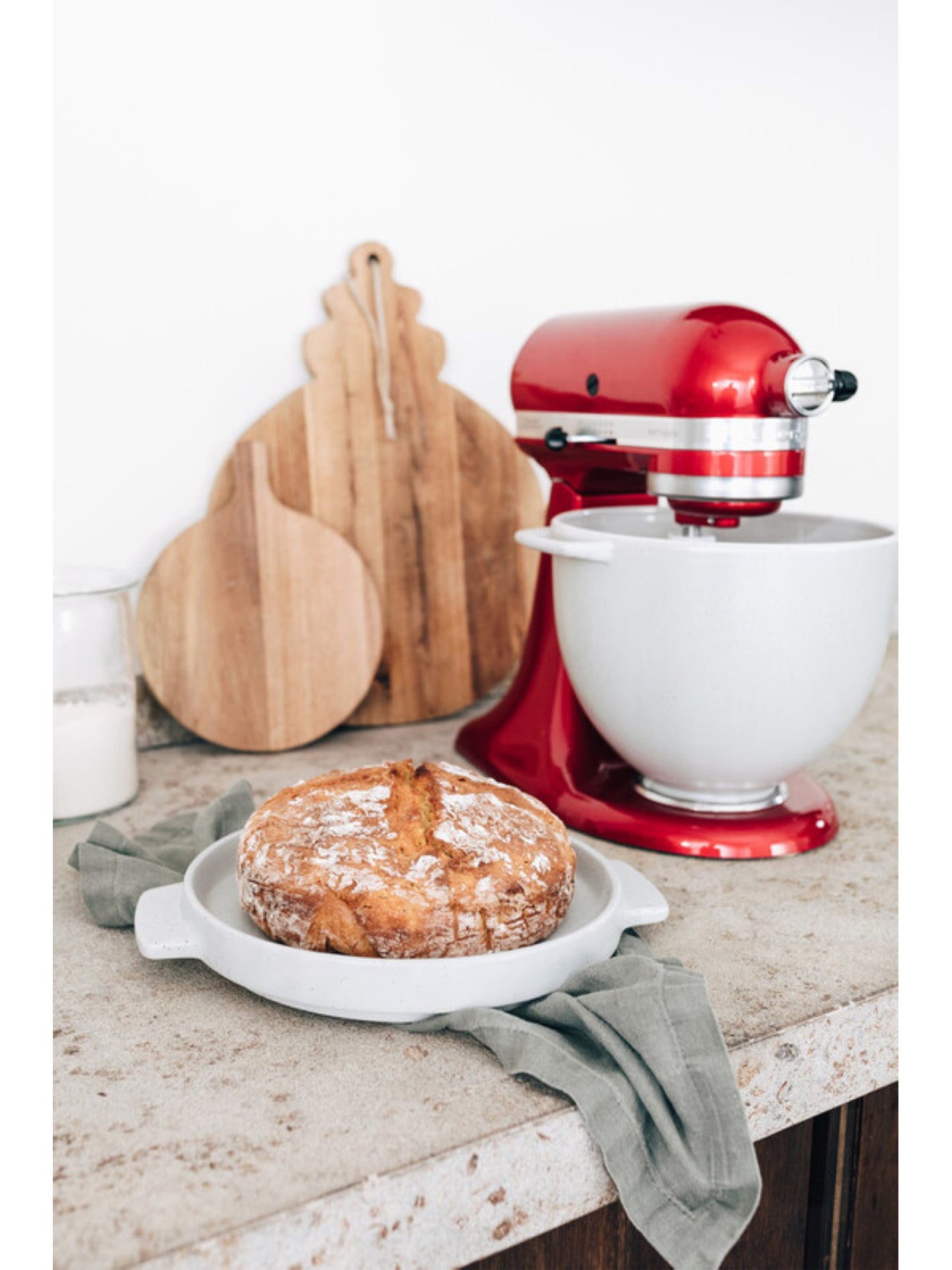 4.7L Ceramic Bread Bowl With Lid