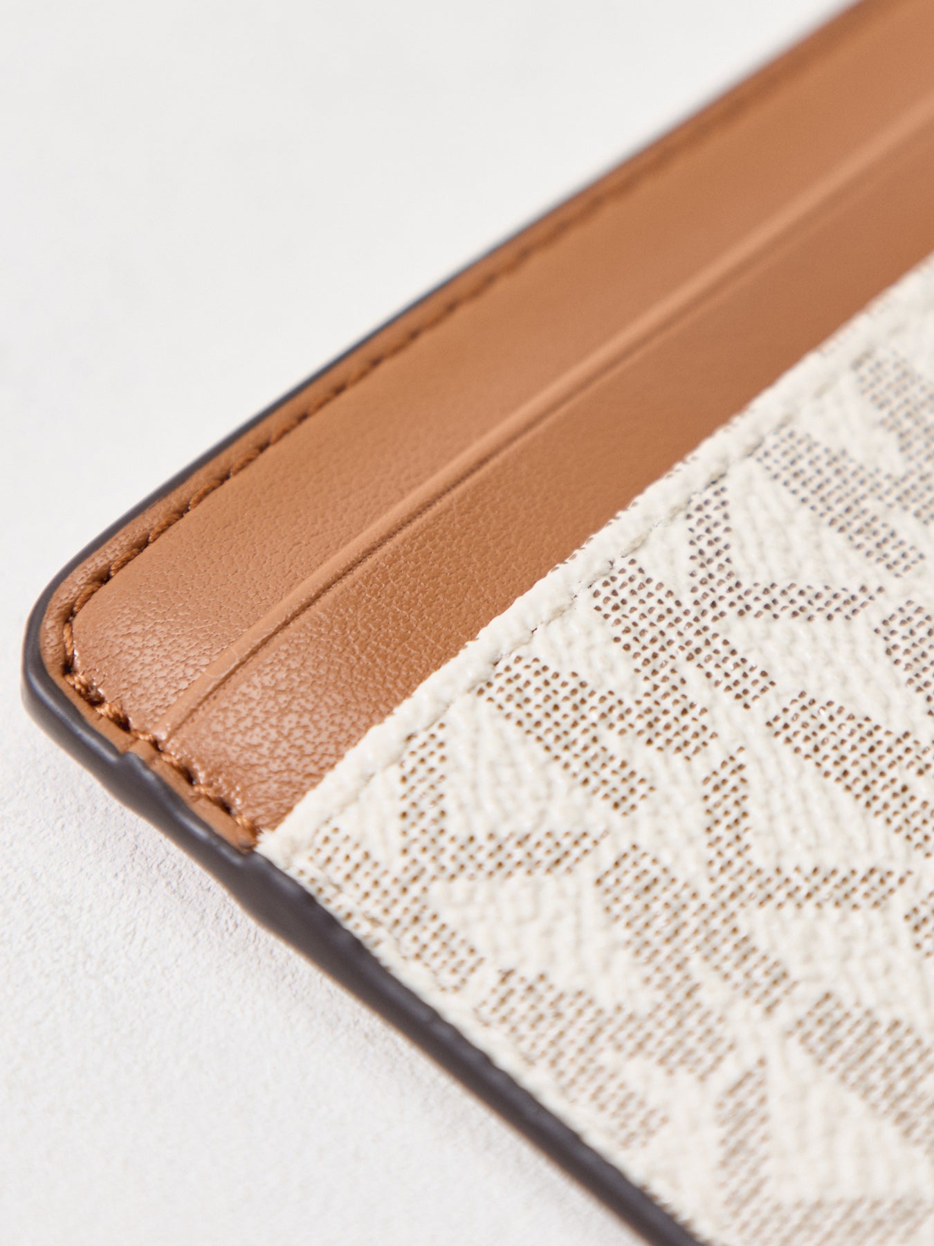Jet Set Card Holder Cream