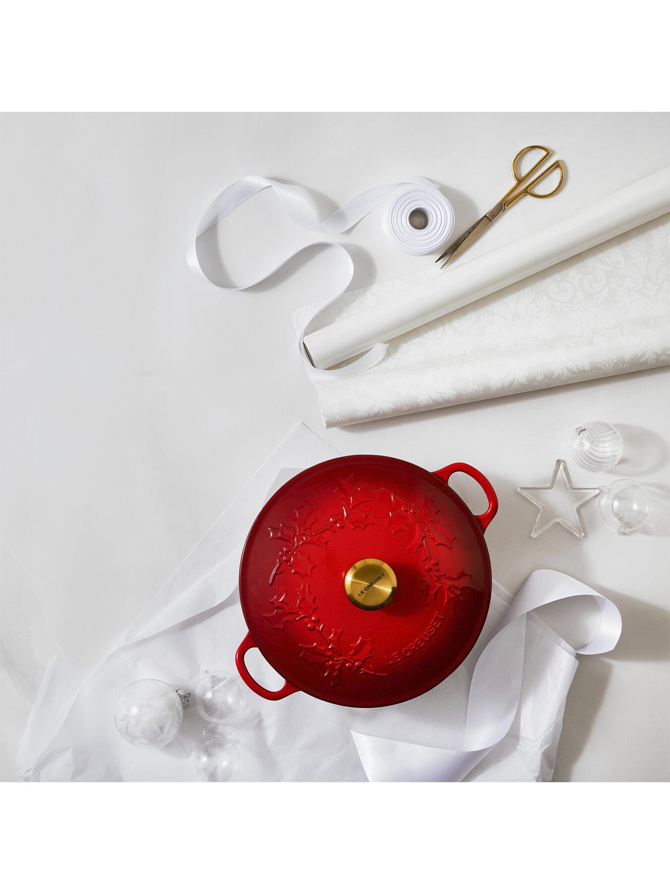 Cast Iron Soup Pot Holly Relief