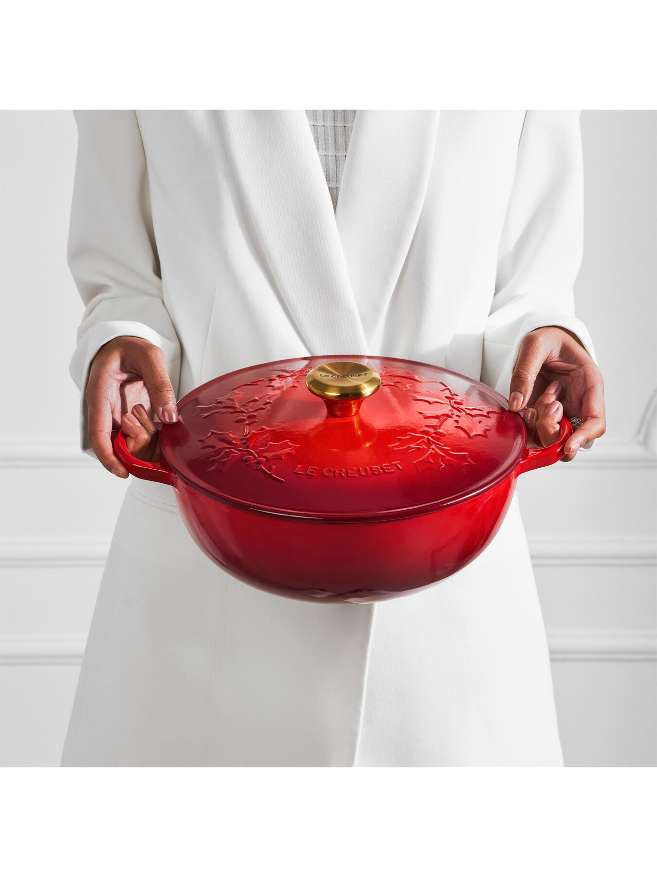 Cast Iron Soup Pot Holly Relief