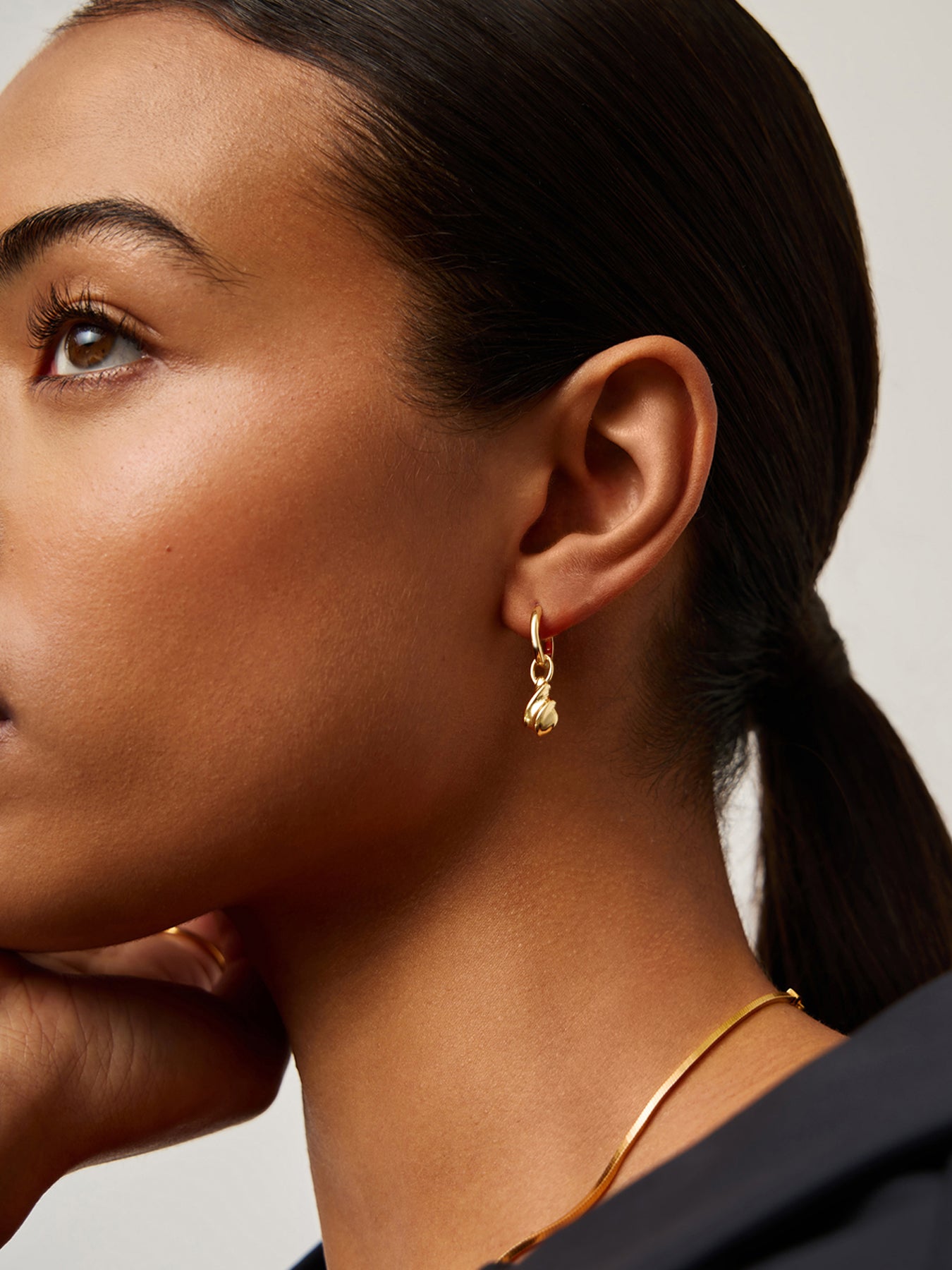SAVI RIDGE DROPLET CHARM EARRINGS