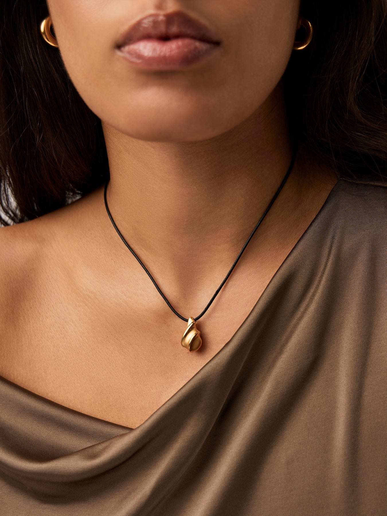 SAVI RIDGE DROPLET PENDANT CORD NECKLACE