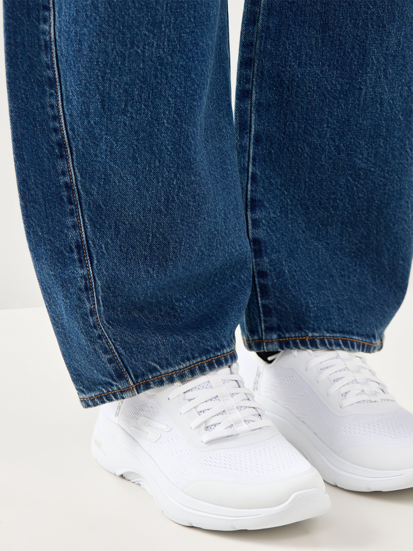 Go Walk Arch Valencia Trainers White