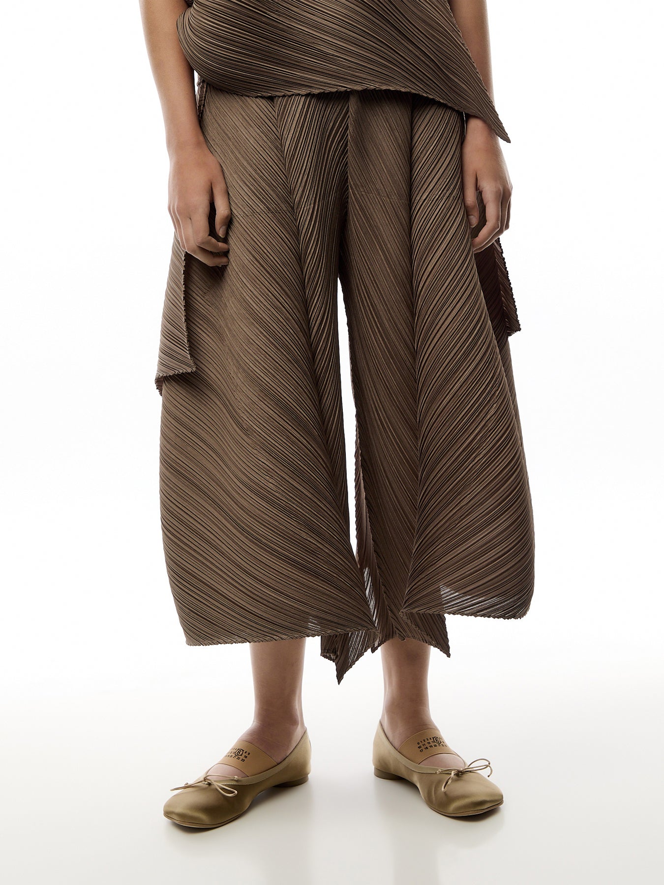 Pleats Sculptural Flare Grayish Brown Pants