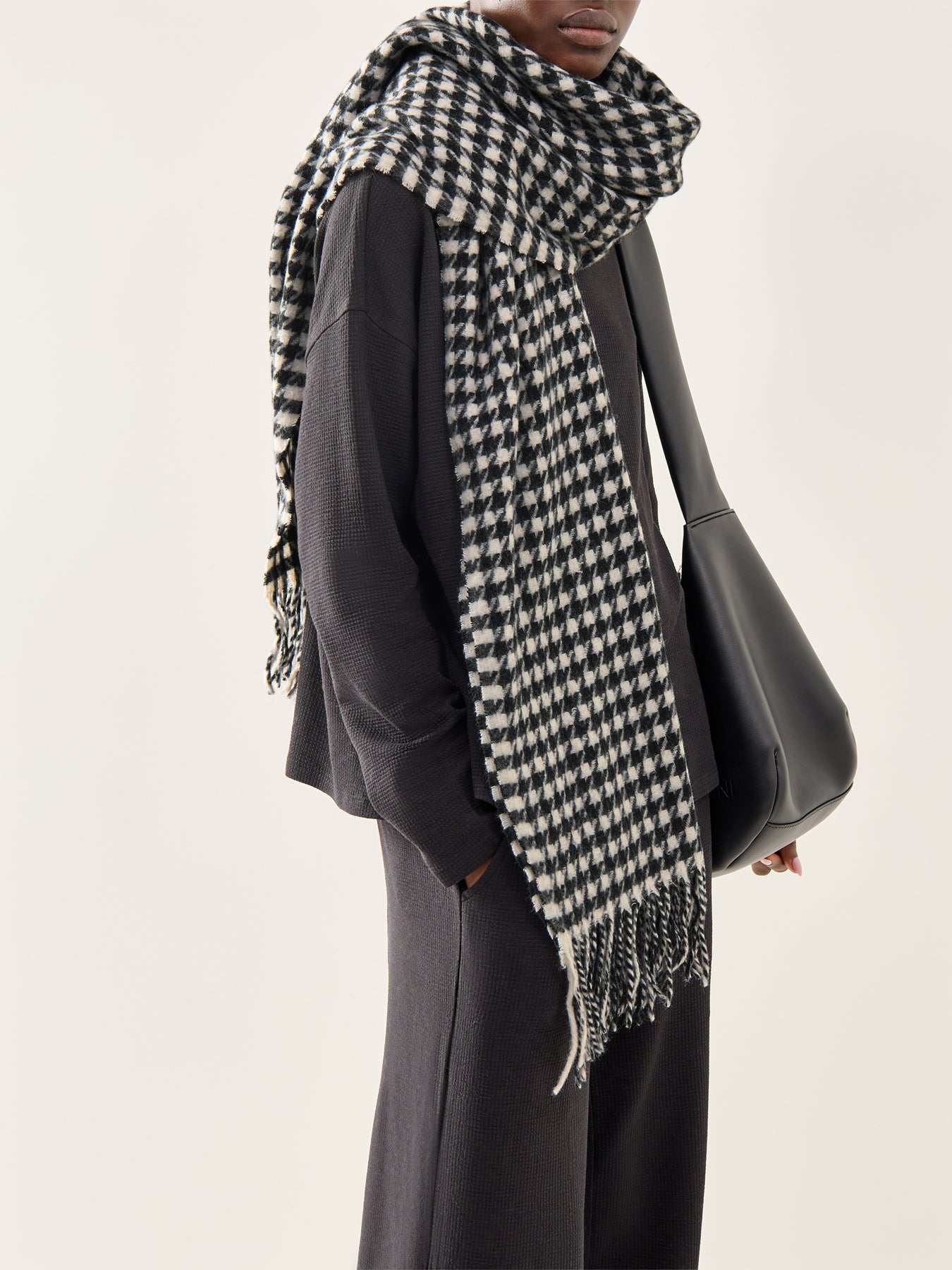 Jira Dogtooth Scarf Black