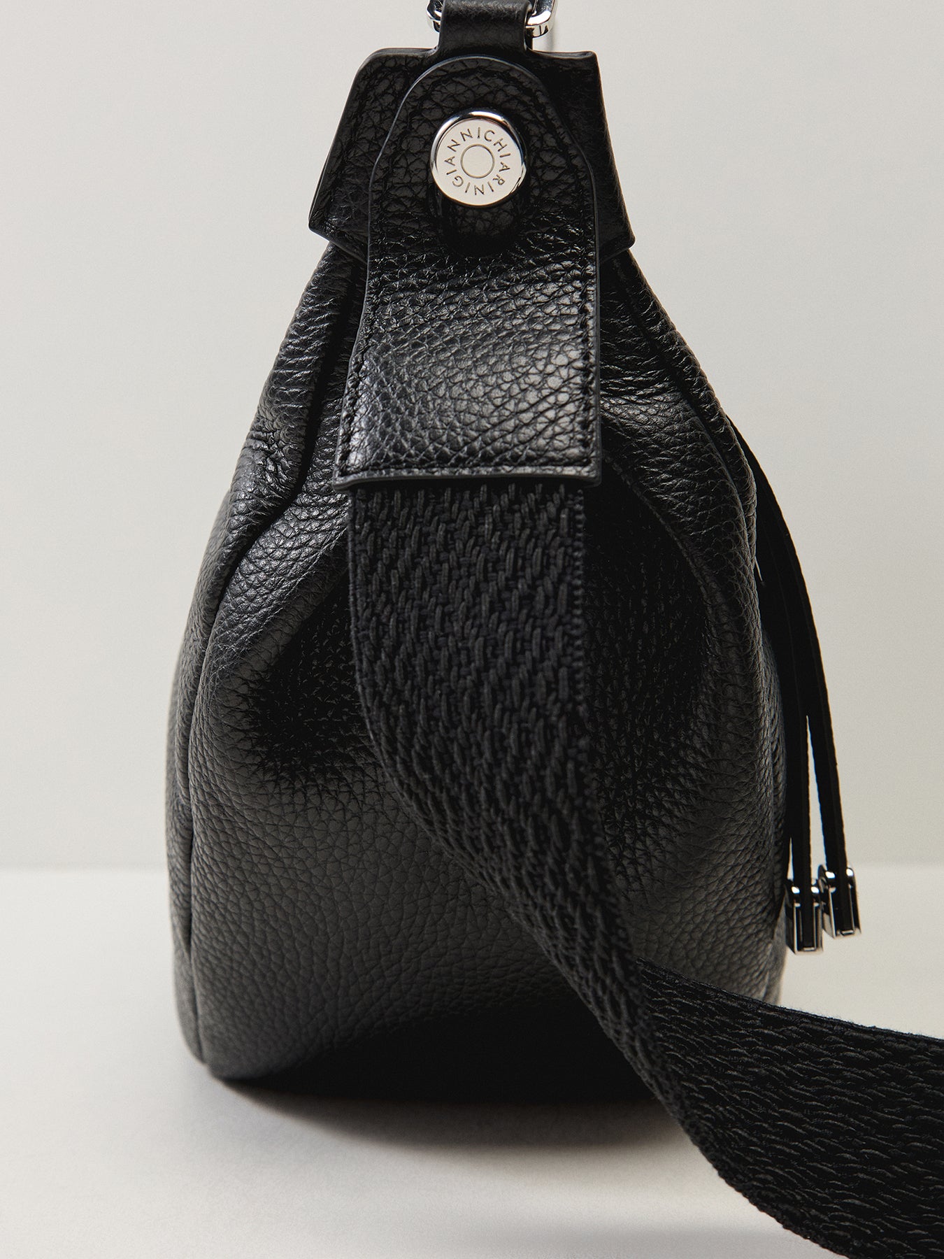 Aisha Crescent Crossbody Nero