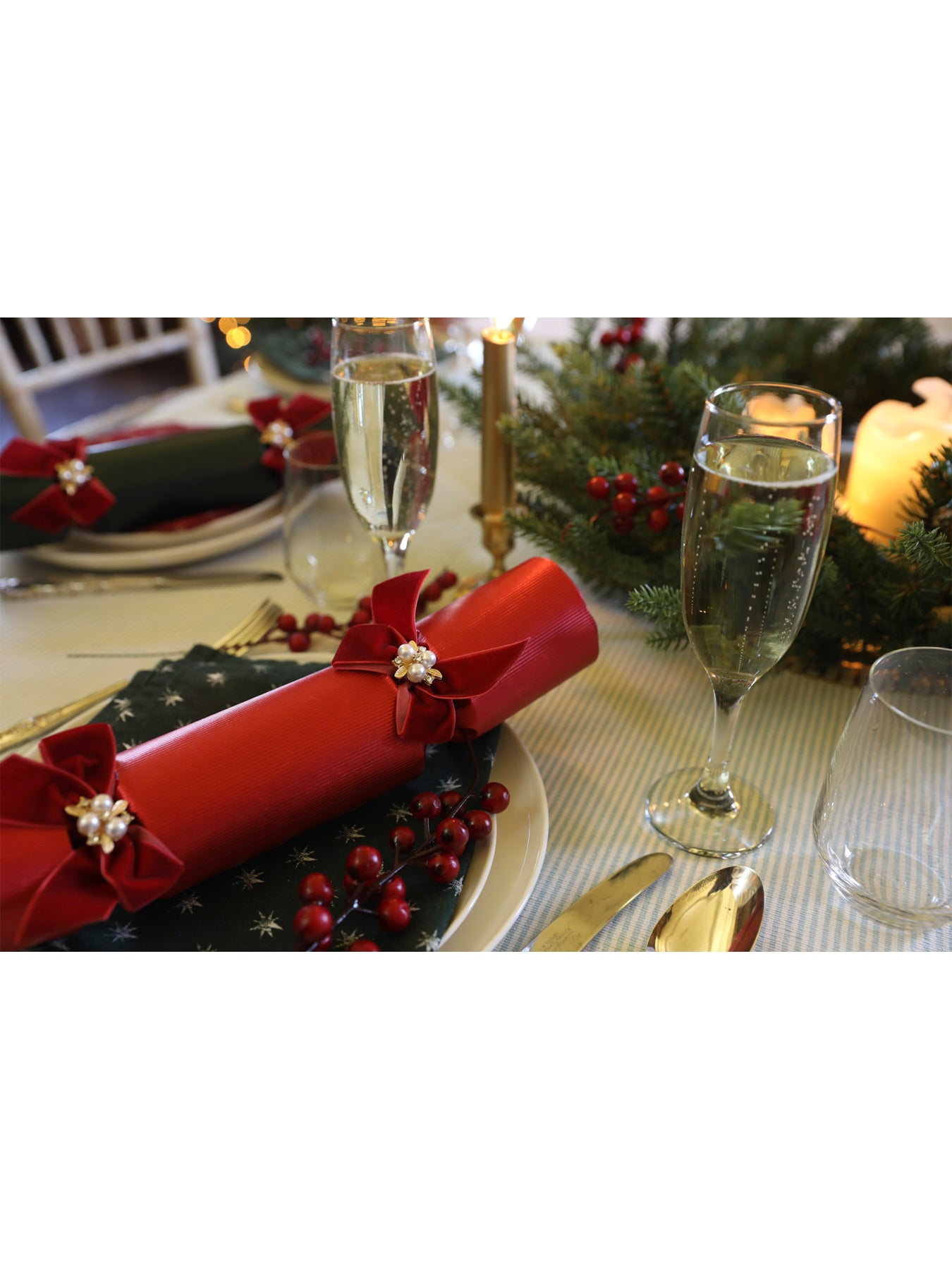 Traditional Tidings Red Pack of 6 Christmas Crackers