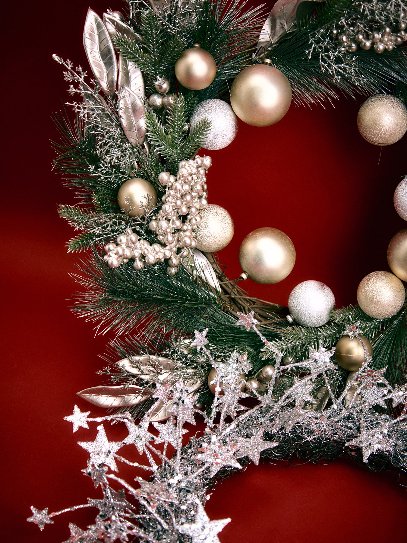 Frosted Bauble and Berries Christmas Wreath 61cm