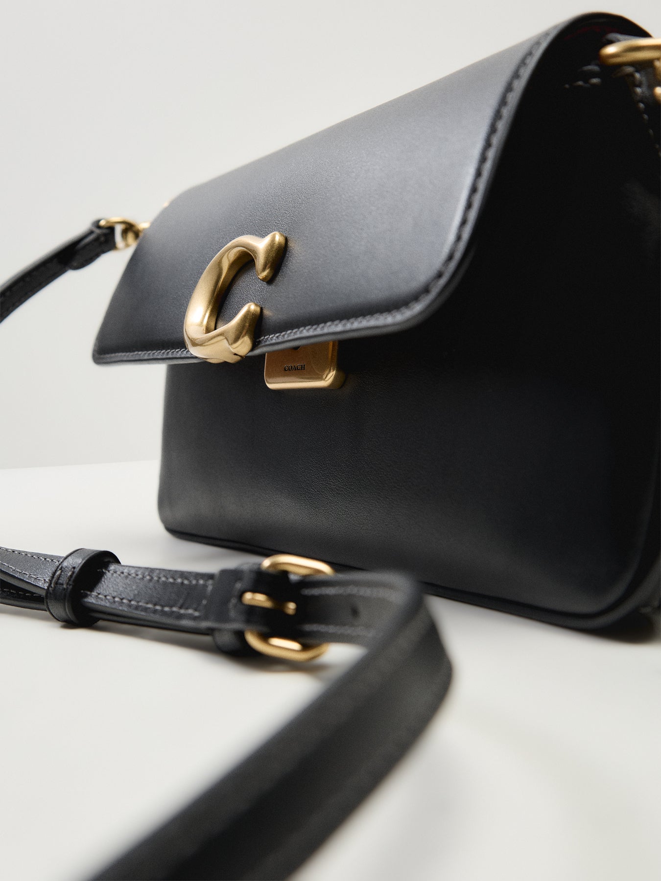 Refined Calf Leather Jet Shoulder Bag Black