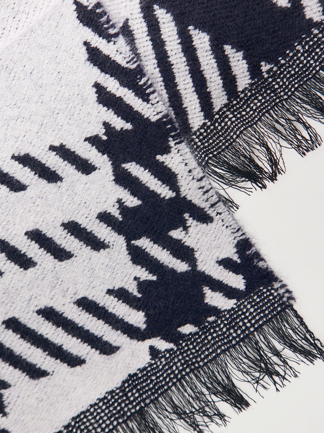 Orb Jacquard Wool Check Scarf in Black