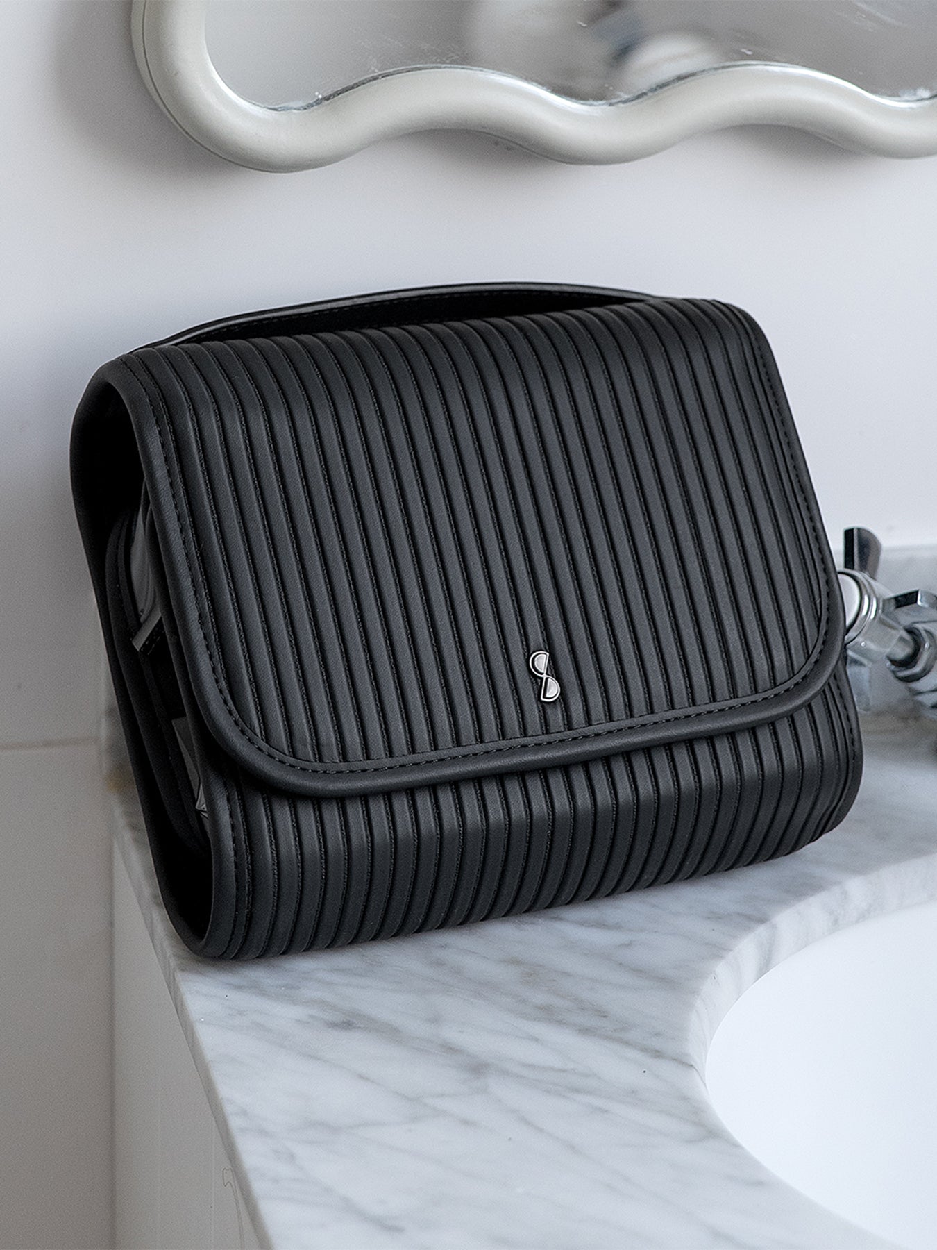 Fluted Small Hanging Washbag