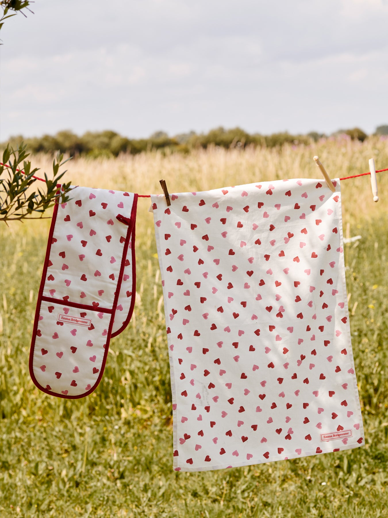 Pink Hearts Oven Glove and Tea Towel Set